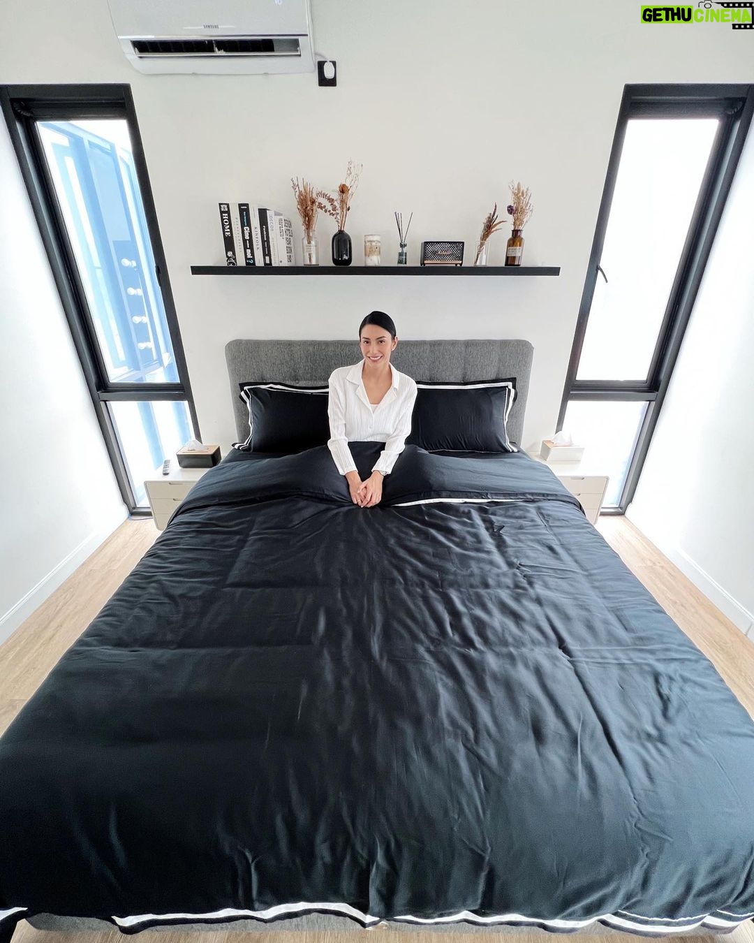 Tyas Mirasih Instagram - @lovelinen_official hadir untuk memberikan pengalaman kualitas tidur terbaik dengan design yang berbeda dan menarik. Dengan penambahan aksen list yang membuat tampilan set semakin elegan, minimalis dan tidak pasaran. Kualitas bahan yang sudah terjamin tanpa kalian harus khawatir akan kenyamanan bahannya. Terdapat 3 bahan yang dijual di LoveLinen yaitu bahan TNCL 60s, Egyptian Sateen dan Jepang Premium. Ayo buruan order! Hanya di @lovelinen_official yang bisa memberikan kerapian, bahan terbaik dan kualitas bintang 5.