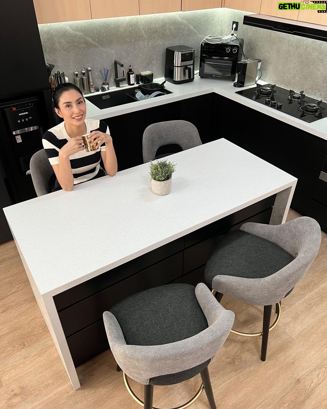 Tyas Mirasih Instagram - Udah berkali kali custom furniture di @azzahra_furniture_art_designnn dan ngga pernah nyesel. Hasilnya bener bener rapih, quality bagus dan sesuai request aku. Untuk dirumah baru aku, aku custom kitchen stool, keren dan nyaman banget hasilnya 😍 Thank you so much @azzahra_furniture_art_designnn