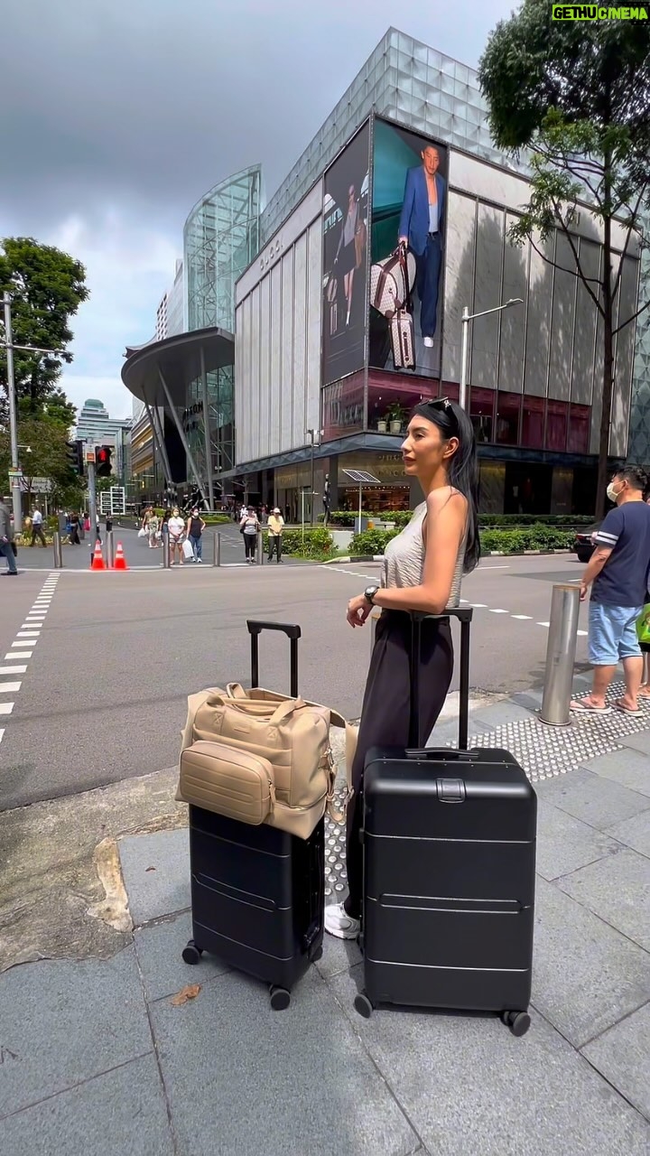 Tyas Mirasih Instagram - My new travelmate @ballerindonesia 🖤 Singapore