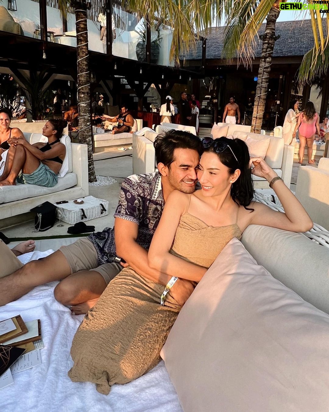 Tyas Mirasih Instagram - Catching sunset at @elkabronbali 🌅 Elkabron Beach Club Bali