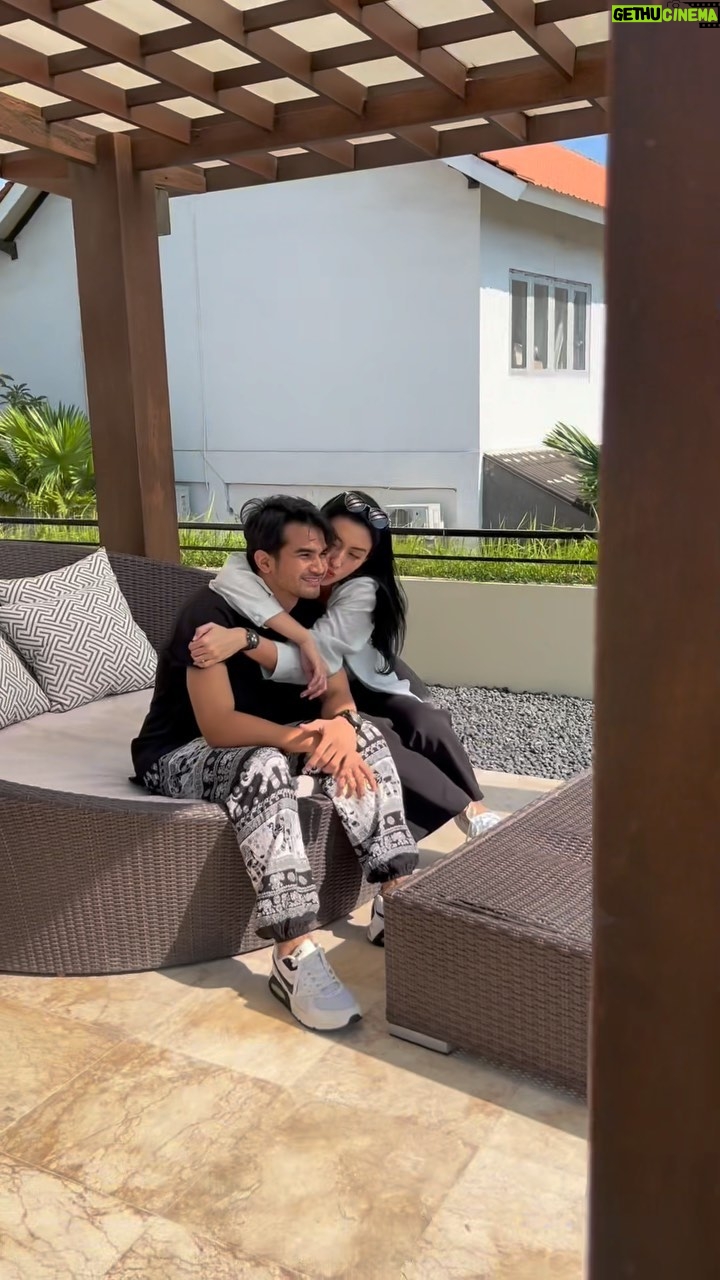 Tyas Mirasih Instagram - Happy banget trip ke Bali kali ini stay di @kumudavillas by @nakula , 3BR villa di canggu ini bener bener spacious dan homey banget 😍 Thank you so much for the hospitality,we really had a pleasant stay ❤️ #Nakula #WelcomeHome Managed by @asiafriendly 📹 : @tengkutezi Villa Kumuda