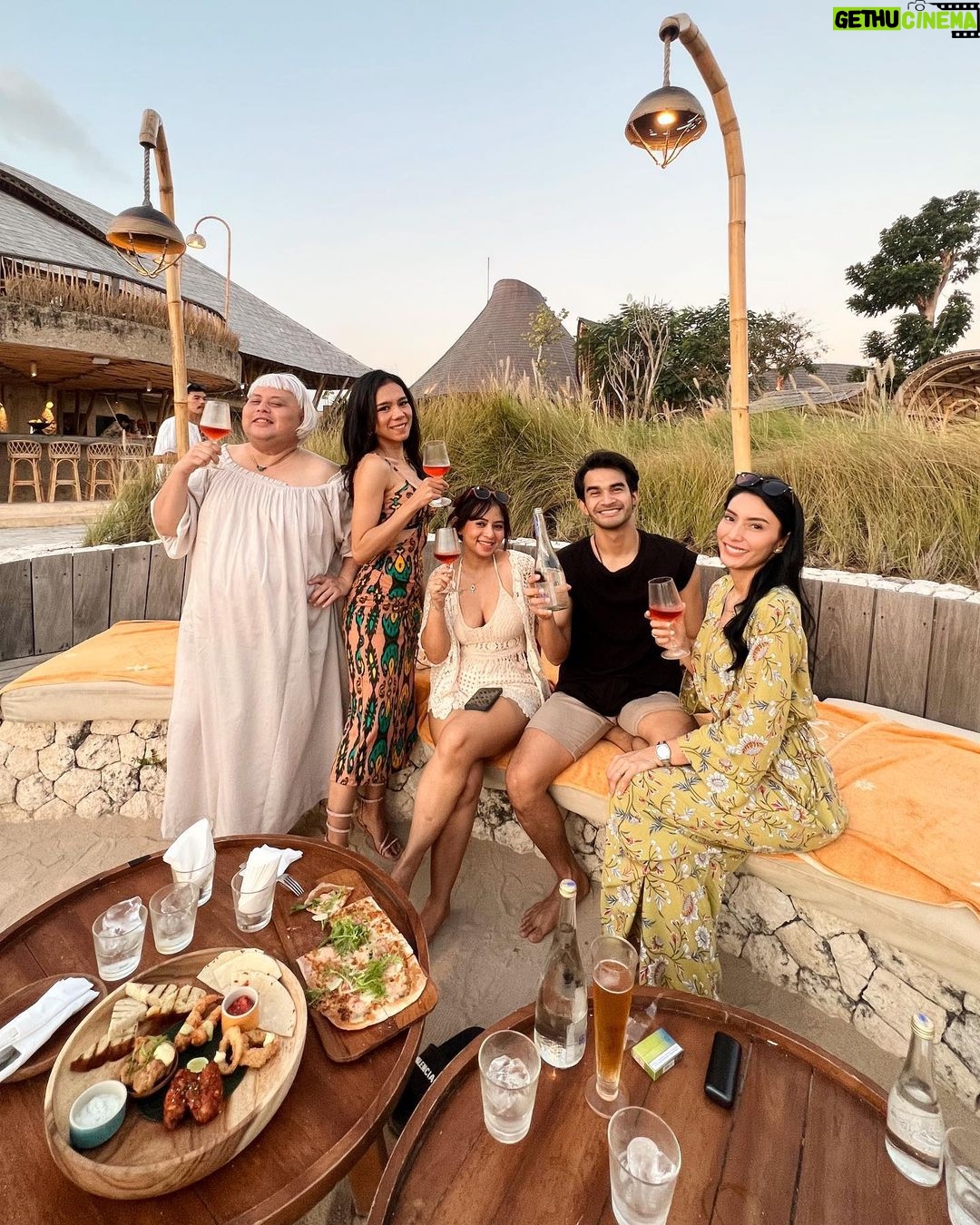Tyas Mirasih Instagram - Cozying up at @maribeachclubbali with my homies 🖤 Mari Beach Club Bali