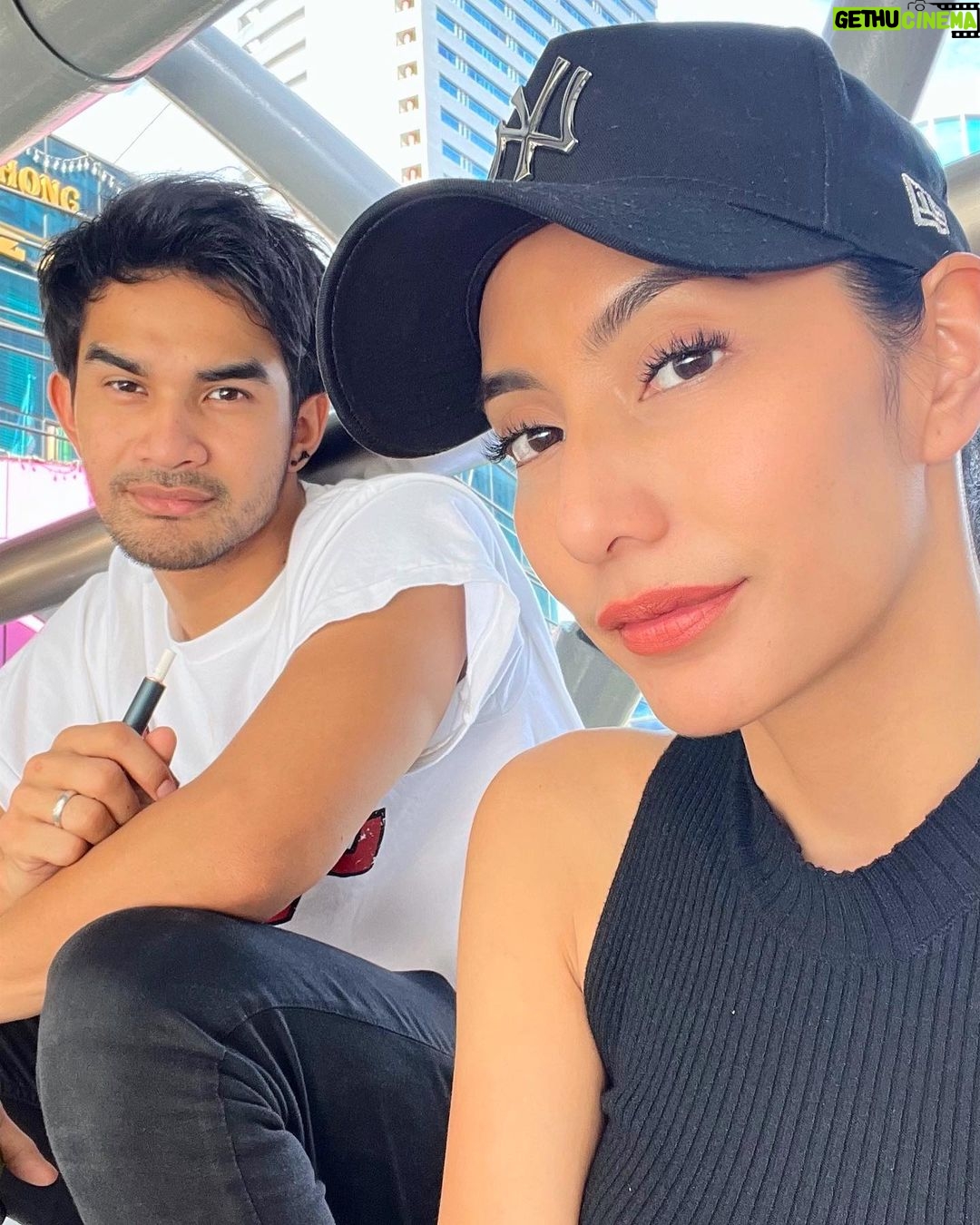 Tyas Mirasih Instagram - Emang iya kita kembar? Bangkok, Thailand