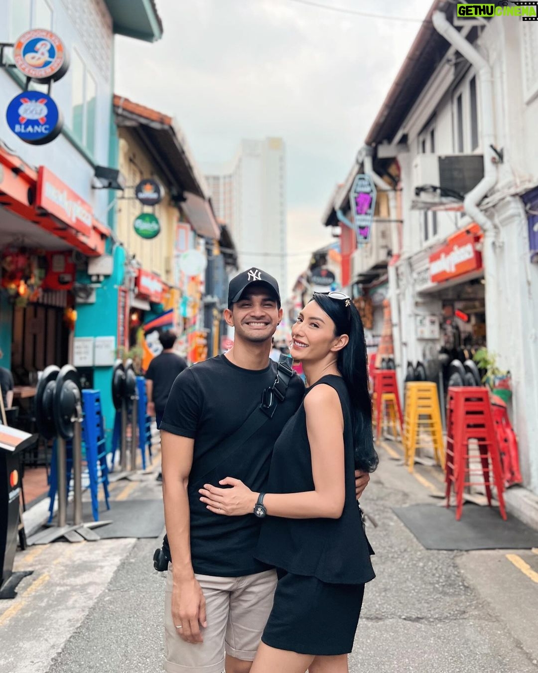 Tyas Mirasih Instagram - Together, we’re map’ping out a lifetime of memories 🖤 Haji Lane Singapore