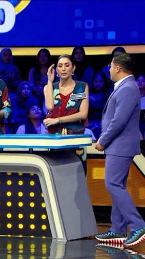 Tyas Mirasih Instagram - Duhhh!! Gemez banget liat pasangan ini @tyasmirasih @tengkutezi langgeng terus ya kakak-kakak💙💙

@officialmnctv @fremantleid  #Family100 #Family100ID #FamilyFeud #FamilyFeudID #SurveiMembuktikan