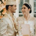 Tyas Mirasih Instagram – We felt so honored to take a part of your beautiful wedding ceremony. Barakallahu laka wa baraka alaika wajama’a baynakuma fi khayr.
—
Mahar & Ring box : @jingga_seserahanmahar
Well Organized by : @adara.wedding
Venue @themanorandara
Photography & Videography : @morden.co @samuelrustandy @bychandrasusanto
Decoration & Tents : @classytentdecoration
Carpets : @farahcarpetsofficial
Lighting : @uplightpro
Make Up : @hepidavid
Hair Do : @tominjoo
Bride’s Attire for Akad Nikah & Reception : @svarna_byikatindonesia @didietmaulana
Bride’s Crown & Headpiece @rinaldyyunardi
Jewelry : @adellejewellery
Bride’s Wedding Shoes : @regisbridalshoes
Bride’s robe : @lucette_essie
Bride’s Nail art : @kookoo.nails
Groom’s Attire for Akad Nikah & Reception : @svarna_byikatindonesia @didietmaulana
Bride and Groom textile : @the.designerworkshop
Groom’s Hairstylist : @aryadillah_27
Makeup Mother of the groom & Sister of the bride : @wulanwidianto
Makeup sister of the groom :
@bonitaelisabeth.makeup @belovedbyhepidavid
Wedding Ring : @adellejewellery
Akad Catering :
@teppanku
@baksobuetu
@gococo.indonesia
@ponut.id
@papo_id
@cantikaputricake
Reception Catering : @themanor.cafe
Akad Souvenir : @howelandco
Reception Souvenir : @redribbongift @drzlim_official
Digital Invitation & Live streaming : @viding.co
Bouquets : @faveur.florist
Wedding Cake : @sweetsalt_id
Birthday Cake : @RRCakes
Entertainment : @aqisinggih
Sound system : @deoentertainmentindonesia
MC Akad & Reception : @andrakarna
Usher : @beauty_usher
Photobooth : @theholograil
Gift : @farahcarpetsofficial
@bardismarthome

#teziapbahagiaintyas #jinggaseserahanmahar