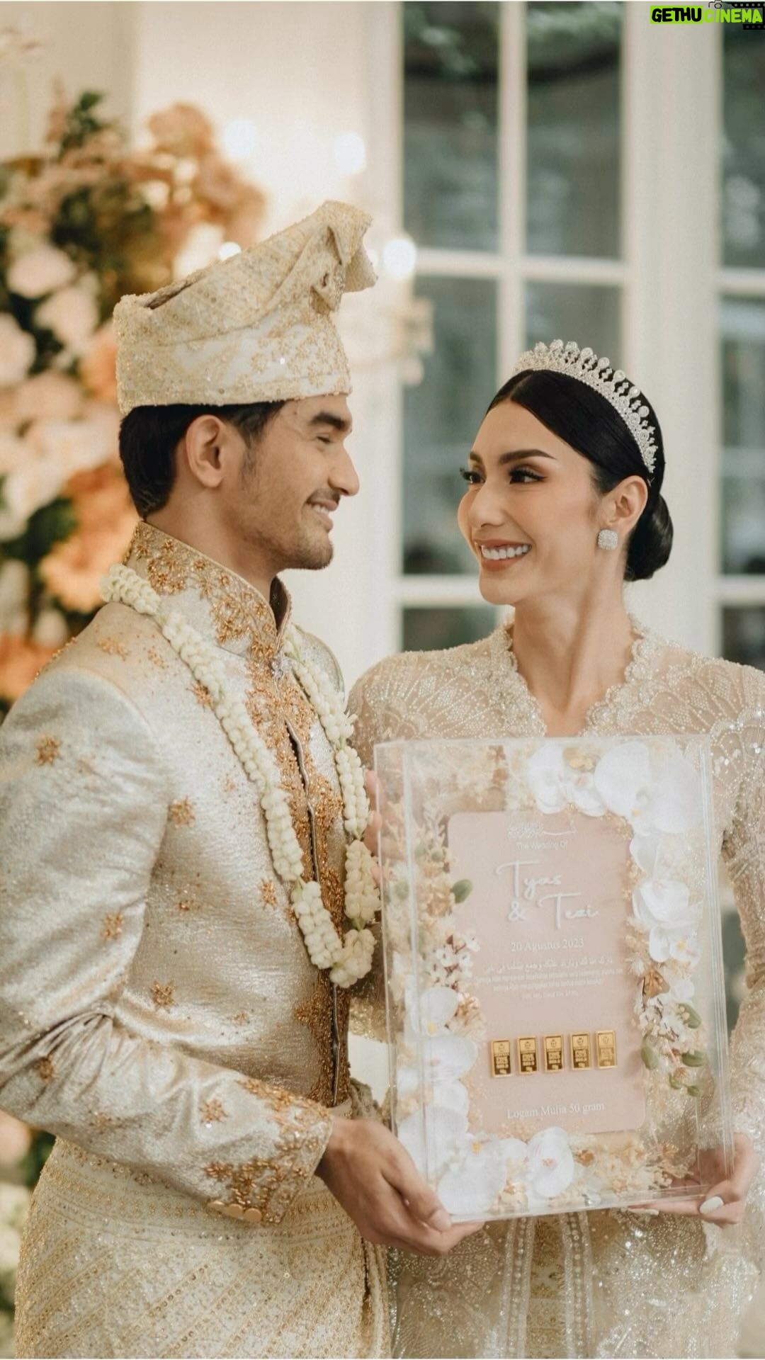 Tyas Mirasih - 1.7K Likes - We felt so honored to take a part of your beautiful wedding ceremony. Barakallahu laka wa baraka alaika wajama’a baynakuma fi khayr.
—
Mahar & Ring box : @jingga_seserahanmahar
Well Organized by : @adara.wedding
Venue @themanorandara
Photography & Videography : @morden.co @samuelrustandy @bychandrasusanto
Decoration & Tents : @classytentdecoration
Carpets : @farahcarpetsofficial
Lighting : @uplightpro
Make Up : @hepidavid
Hair Do : @tominjoo
Bride’s Attire for Akad Nikah & Reception : @svarna_byikatindonesia @didietmaulana
Bride’s Crown & Headpiece @rinaldyyunardi
Jewelry : @adellejewellery
Bride’s Wedding Shoes : @regisbridalshoes
Bride’s robe : @lucette_essie
Bride’s Nail art : @kookoo.nails
Groom’s Attire for Akad Nikah & Reception : @svarna_byikatindonesia @didietmaulana
Bride and Groom textile : @the.designerworkshop
Groom’s Hairstylist : @aryadillah_27
Makeup Mother of the groom & Sister of the bride : @wulanwidianto
Makeup sister of the groom :
@bonitaelisabeth.makeup @belovedbyhepidavid
Wedding Ring : @adellejewellery
Akad Catering :
@teppanku
@baksobuetu
@gococo.indonesia
@ponut.id
@papo_id
@cantikaputricake
Reception Catering : @themanor.cafe
Akad Souvenir : @howelandco
Reception Souvenir : @redribbongift @drzlim_official
Digital Invitation & Live streaming : @viding.co
Bouquets : @faveur.florist
Wedding Cake : @sweetsalt_id
Birthday Cake : @RRCakes
Entertainment : @aqisinggih
Sound system : @deoentertainmentindonesia
MC Akad & Reception : @andrakarna
Usher : @beauty_usher
Photobooth : @theholograil
Gift : @farahcarpetsofficial
@bardismarthome
#teziapbahagiaintyas #jinggaseserahanmahar