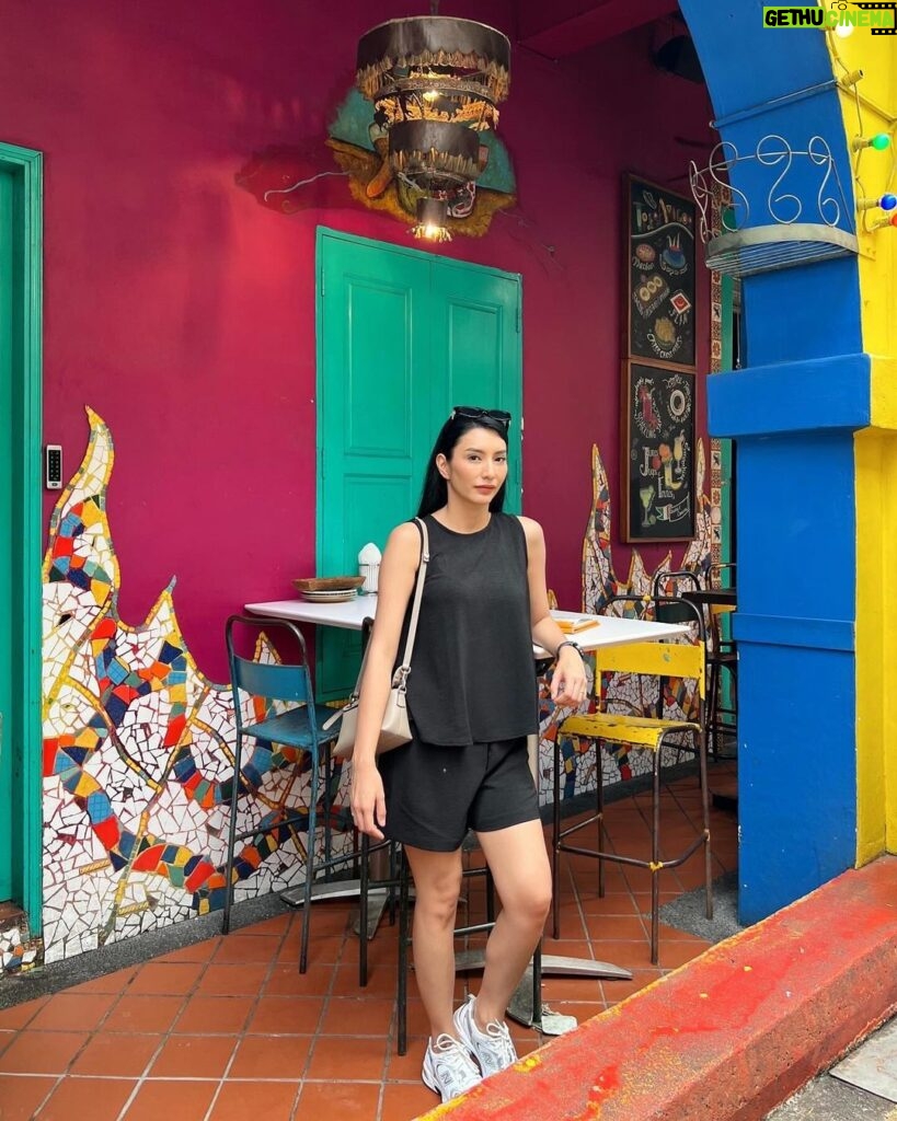 Tyas Mirasih Instagram - Colorful hearts, colorful lives 💛 Outfit @shopatvelvet Styled by @ratihpratiwisugianto @visit_singapore @singapore.explores Haji Lane Singapore
