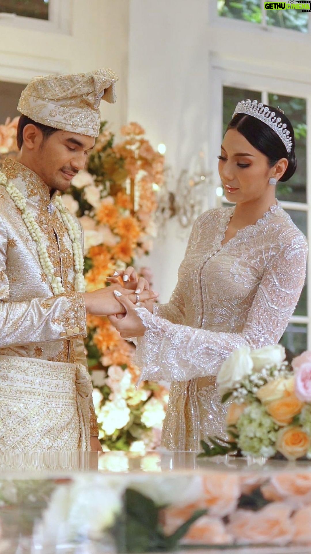 Tyas Mirasih - 2.9K Likes - The joy and warmth surrounding the wedding of @tengkutezi and @tyasmirasih.
Senang sekali beberapa waktu lalu Howel and Co bisa ikut hadir di acara akad Kak Tezi dan Kak Tyas yang begitu hangat dengan dikelilingi oleh keluarga dan sahabat terdekat. Souvenir Handuk Single Gauri dari Howel and Co turut melengkapi dengan personalisasi bordir pilihan mereka, makin terlihat cantik dengan packaging gold yang selaras dengan paduan warna keemasan pada acara ini.
Terima kasih Kek Tezi dan Kak Tyas, semoga souvenirnya bisa bermanfaat dan menjadi kenangan indah untuk para keluarga maupun tamu yang hadir kemarin ya!
Well Organized by : @adara.wedding
Photography & Videography : @morden.co
Decoration & Tents : @classytentdecoration
Carpets : @farahcarpetsofficial
Lighting : @uplightpro
Make Up : @hepidavid
Hair Do : @tominjoo
Bride's Attire for Akad Nikah & Reception : @svarna_byikatindonesia @didietmaulana
Bride’s Crown & Headpiece @rinaldyyunardi
Jewelry : @adellejewellery
Bride's Wedding Shoes : @regisbridalshoes
Bride's robe : @lucette_essie
Groom's Attire for Akad Nikah & Reception : @svarna_byikatindonesia @didietmaulana
Wedding Ring : @adellejewellery
Akad Catering :
@teppanku
@baksobuetu
@gococo.indonesia
@ponut.id
@papo_id
@cantikaputricake
Reception Catering : @themanor.cafe
Venue : @themanorandaa
Akad Souvenir : @howelandco
Reception Souvenir : @redribbongift
Digital Invitation & Live streaming : @viding.co
Mahar & Ring box : @jingga_seserahanmahar
Bouquets : @faveur.florist
Wedding Cake : @sweetsalt_id
Entertainment : @aqisinggih
MC Akad & Reception : @andrakarna
Usher : @beauty_usher
Photobooth : @theholograil
Nail art : @kookoo.nails
Venue : @themanorandara
#TEZIapbahagiainTYAS
#HowelandCo #PerfectGiftforEveryone