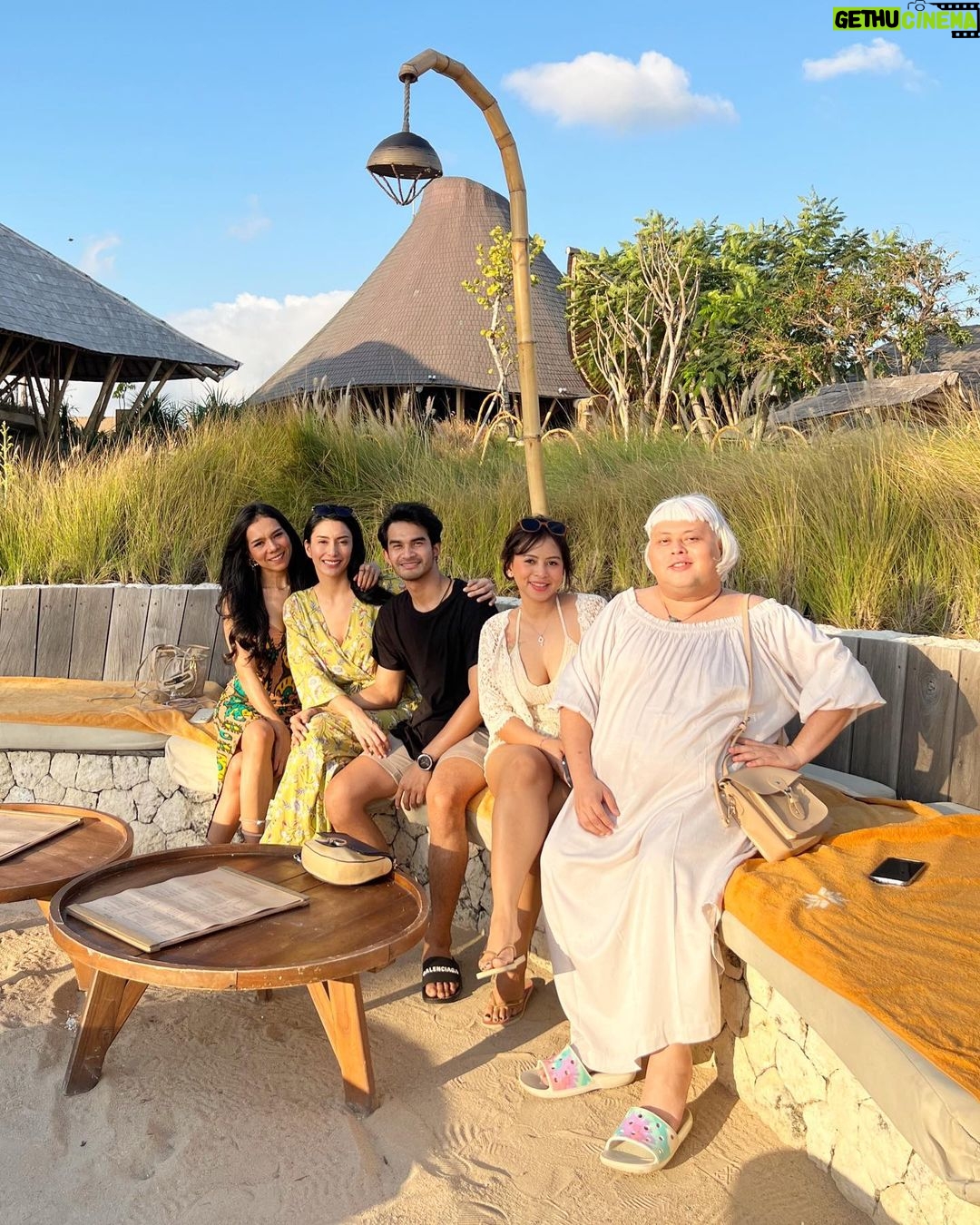 Tyas Mirasih Instagram - Cozying up at @maribeachclubbali with my homies 🖤 Mari Beach Club Bali