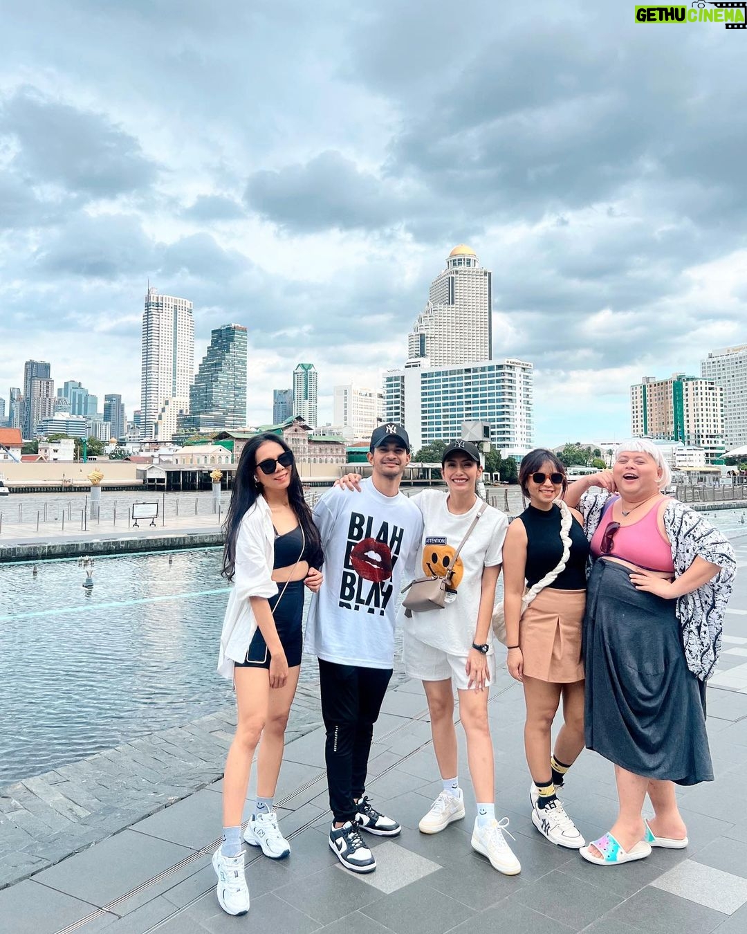 Tyas Mirasih Instagram - Life was meant for good friends and great adventures 🖤 Bangkok, Thailand