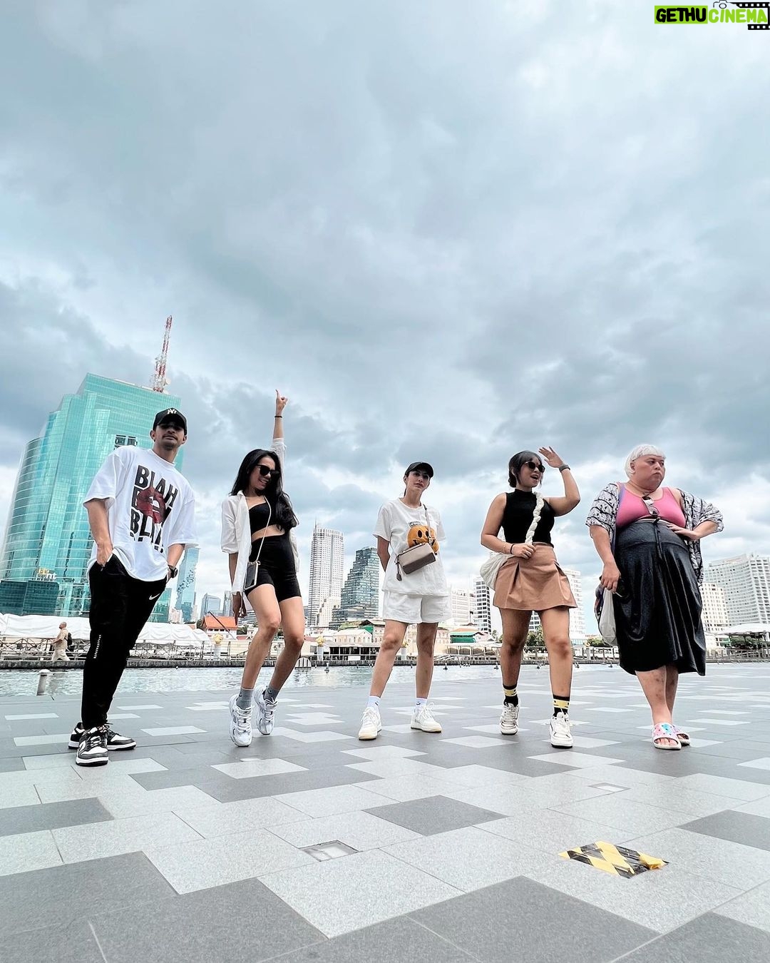 Tyas Mirasih Instagram - Life was meant for good friends and great adventures 🖤 Bangkok, Thailand