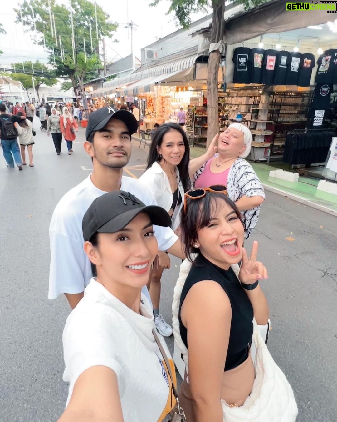 Tyas Mirasih Instagram - Life was meant for good friends and great adventures 🖤 Bangkok, Thailand