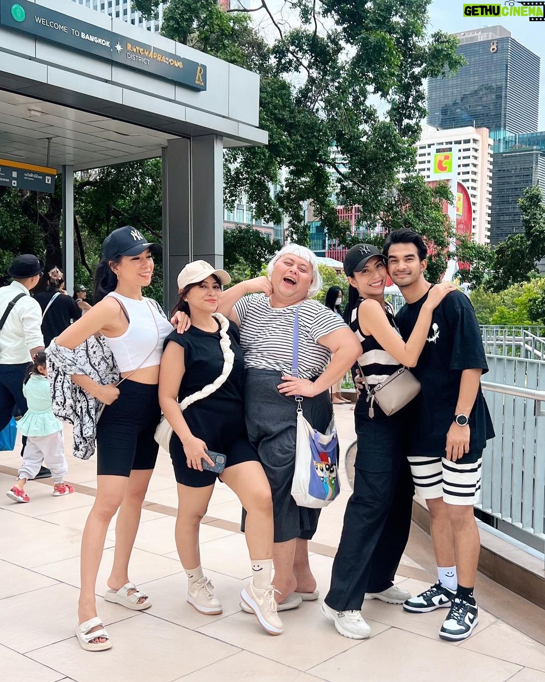 Tyas Mirasih Instagram - Life was meant for good friends and great adventures 🖤 Bangkok, Thailand