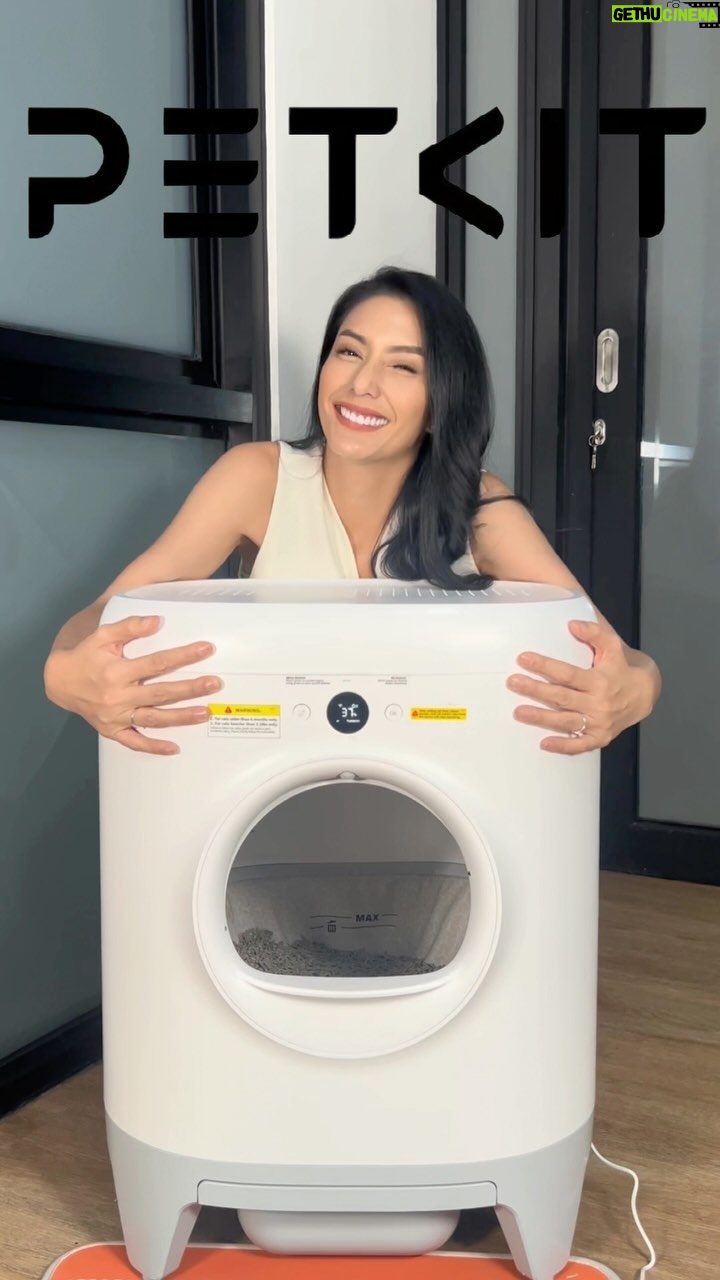 Tyas Mirasih Instagram - LIFE SAVER aku banget dengan adanya produk-produk PETKIT di rumah aku, apa lagi dengan adanya automatic cat litter box ini, yang kali ini aku review namanya Petkit Pura X Automatic Cat Litter Box. Ngga perlu lagi deh setiap hari aku nyerok nyerok poop dan peep kucing, karena 1 alat ini dapat menampung poop dan peep kucing selama 7 hari. Nah buat kalian yang punya banyak kucing atau suka berpergian Pura x ini adalah solusinya. Selain itu ruangan cat room aku sudah ngga bau lagi, karena di Pura X ini ada fitur yang dapat menyemprot wangi setelah si kucing poop dan peep. Untuk setiap pembelian produk elektronik Petkit mendapatkan garansi 1th ( service dan sparepart ). Buruan order di @petkitid dan @petmartindonesia , supaya kalian tau gimana rasanya lepas dari lelahnya nyerok2 kotoran anabul 😻 #petkitindonesia #petkitid #petkitpurax
