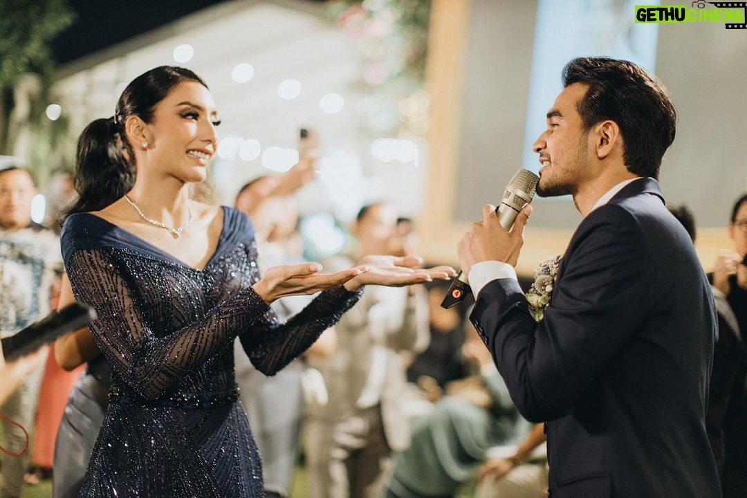 Tyas Mirasih Instagram - Senandungmu memeluk aku dalam kasih sayangmu. _ Dari potret pernikahan Tyas dan Tezi #TEZIapbahagiainTYAS _ Diabadikan @morden.co #MordenSam Tata rias @hepidavid Tata rambut @tominjoo Aksesoris @rinaldyayunardi Busana @svarna_byikatindonesia @didietmaulana Sepatu @regisbridalshoes Dekorasi @classytentdecoration Perhiasan @adellejewellery Lighting @uplightpro WO @adara.wedding Venue @themanorandara The Manor Andara