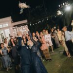 Tyas Mirasih Instagram – Senandungmu memeluk aku dalam kasih sayangmu.
_
Dari potret pernikahan Tyas dan Tezi
#TEZIapbahagiainTYAS
_
Diabadikan @morden.co #MordenSam
Tata rias @hepidavid
Tata rambut @tominjoo
Aksesoris @rinaldyayunardi
Busana @svarna_byikatindonesia @didietmaulana
Sepatu @regisbridalshoes
Dekorasi @classytentdecoration
Perhiasan @adellejewellery
Lighting @uplightpro
WO @adara.wedding
Venue @themanorandara The Manor Andara