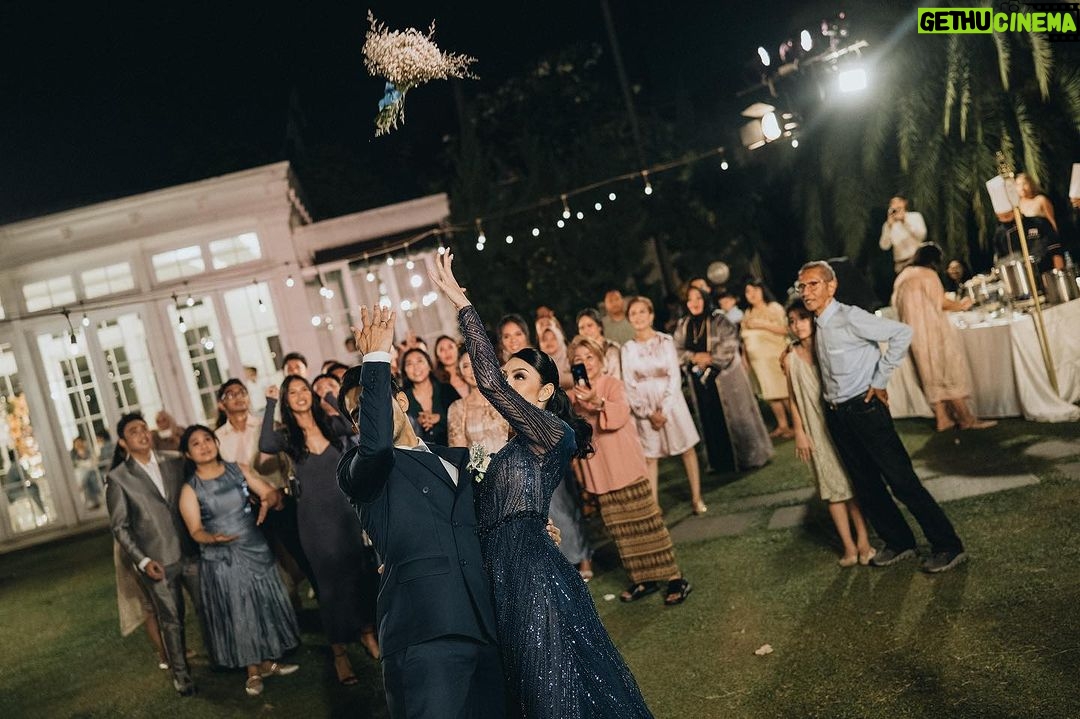 Tyas Mirasih Instagram - Senandungmu memeluk aku dalam kasih sayangmu. _ Dari potret pernikahan Tyas dan Tezi #TEZIapbahagiainTYAS _ Diabadikan @morden.co #MordenSam Tata rias @hepidavid Tata rambut @tominjoo Aksesoris @rinaldyayunardi Busana @svarna_byikatindonesia @didietmaulana Sepatu @regisbridalshoes Dekorasi @classytentdecoration Perhiasan @adellejewellery Lighting @uplightpro WO @adara.wedding Venue @themanorandara The Manor Andara