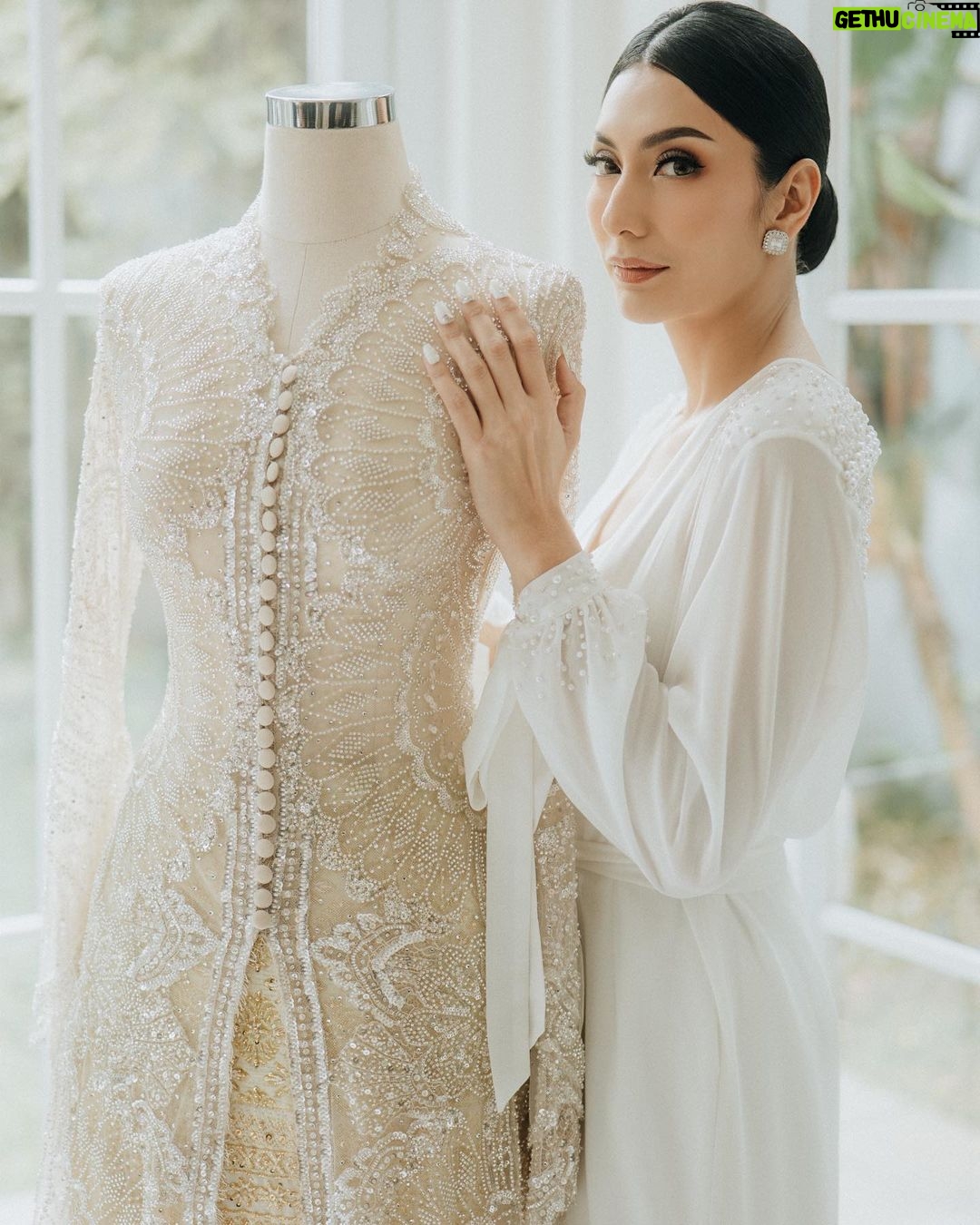 Tyas Mirasih Instagram - Glitter in simplicity 💍 Well Organized by : @adara.wedding Venue @themanorandara Photography & Videography : @morden.co @samuelrustandy @bychandrasusanto Decoration & Tents : @classytentdecoration Carpets : @farahcarpetsofficial Lighting : @uplightpro Make Up : @hepidavid Hair Do : @tominjoo Bride's Attire for Akad Nikah & Reception : @svarna_byikatindonesia @didietmaulana Bride’s Crown & Headpiece @rinaldyyunardi Jewelry : @adellejewellery Bride's Wedding Shoes : @regisbridalshoes Bride's robe : @lucette_essie Bride's Nail art : @kookoo.nails Groom's Attire for Akad Nikah & Reception : @svarna_byikatindonesia @didietmaulana Bride and Groom textile : @the.designerworkshop Groom's Hairstylist : @aryadillah_27 Makeup Mother of the groom & Sister of the bride : @wulanwidianto Makeup sister of the groom : @bonitaelisabeth.makeup @belovedbyhepidavid Wedding Ring : @adellejewellery Akad Catering : @teppanku @baksobuetu @gococo.indonesia @ponut.id @papo_id @cantikaputricake Reception Catering : @themanor.cafe Akad Souvenir : @howelandco Reception Souvenir : @redribbongift @drzlim_official Digital Invitation & Live streaming : @viding.co Mahar & Ring box : @jingga_seserahanmahar Bouquets : @faveur.florist Wedding Cake : @sweetsalt_id Birthday Cake : @RRCakes Entertainment : @aqisinggih Sound system : @deoentertainmentindonesia MC Akad & Reception : @andrakarna Usher : @beauty_usher Photobooth : @theholograil Gift : @farahcarpetsofficial @bardismarthome #TEZIapbahagiainTYAS The Manor Andara