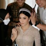 Tyas Mirasih Instagram – BTS for Akad Nikah @tyasmirasih and @tengkutezi 🩶

Video BTS: @davidhepi 
Well Organized by : @adara.wedding 
Photography & Videography : @morden.co 
Decoration & Tents : @classytentdecoration 
Carpets : @farahcarpetsofficial 
Lighting : @uplightpro 
Make Up : @hepidavid @belovedbyhepidavid
Hair Do : @tominjoo 
Bride’s Attire for Akad Nikah &  Reception : @svarna_byikatindonesia @didietmaulana 
Bride’s Crown & Headpiece @rinaldyyunardi 
Jewelry : @adellejewellery
Bride’s Wedding Shoes : @regisbridalshoes 
Bride’s robe : @lucette_essie
Groom’s Attire for Akad Nikah &  Reception : @svarna_byikatindonesia @didietmaulana 
Bride and Groom textile : @the.designerworkshop
Wedding Ring :  @adellejewellery 
Akad Catering : 
@teppanku 
@baksobuetu 
@gococo.indonesia 
@ponut.id 
@papo_id
@cantikaputricake 
Reception Catering : @themanor.cafe 
Venue : @themanorandara 
Akad Souvenir : @howelandco 
Reception Souvenir : @redribbongift 
Digital Invitation & Live streaming : @viding.co 
Mahar & Ring box : @jingga_seserahanmahar 
Bouquets : @faveur.florist 
Wedding Cake : @sweetsalt_id 
Entertainment : @aqisinggih 
MC Akad & Reception :  @andrakarna
Usher : @beauty_usher
Photobooth : @theholograil 
Nail art : @kookoo.nails 
Venue : @themanorandara

#TEZIapbahagiainTYAS