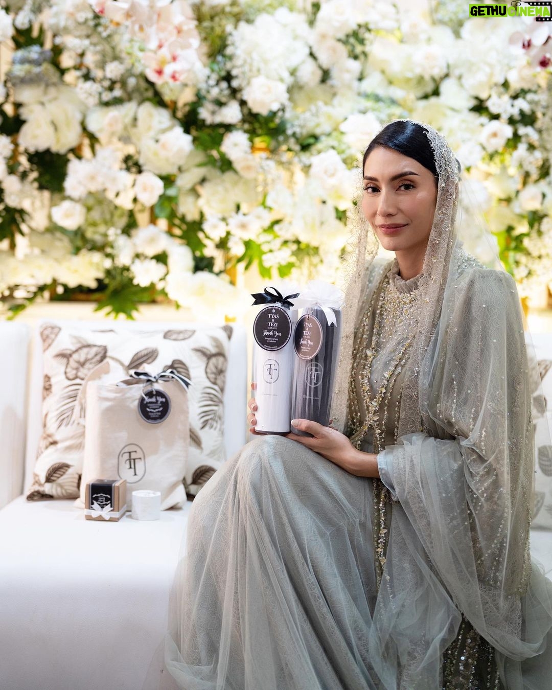 Tyas Mirasih Instagram - Tumbler Termos Stainless Led & Scented Candle dari @godeliva.wedding jadi pilihan untuk souvenir pengajian menjelang pernikahan aku. Seneng banget karena banyak banget opsi souvenir dan juga tim yang komunikatif berdiskusi tentang design, logo, dll. Terimakasih banyak @godeliva.wedding untuk supportnya 🤍 Well Organized by : @adara.wedding Photography & Videography : @rizky_yunindra @thepanorama.pic Decoration & Tents : @classytentdecoration Carpets : @farahcarpetsofficial Makeup & Hair do : @makeupbyyobel Attire : @wearingklamby Made By @klambyheritage Catering : @teppanku @tumpengmini @vitaminmonster.id @paletaswey @cantikaputricake Souvenir : @godeliva.wedding @packybagvintage Buku pengajian @qeertoz