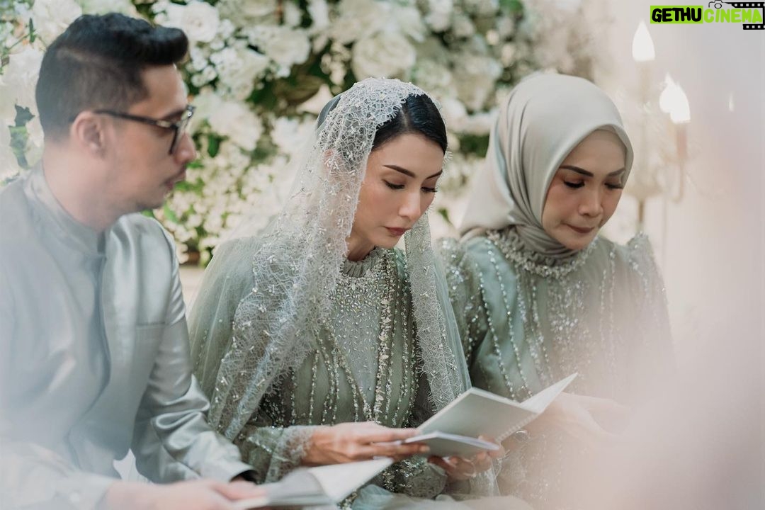 Tyas Mirasih Instagram - With their blessings 💍 Well Organized by : @adara.wedding Photography & Videography : @rizky_yunindra @thepanorama.pic Decoration & Tents : @classytentdecoration Carpets : @farahcarpetsofficial Makeup & Hair do : @makeupbyyobel Attire : @wearingklamby Made By @klambyheritage Catering : @teppanku @tumpengmini @vitaminmonster.id @paletaswey @cantikaputricake Souvenir : @godeliva.wedding @packybagvintage Buku pengajian @qeertoz