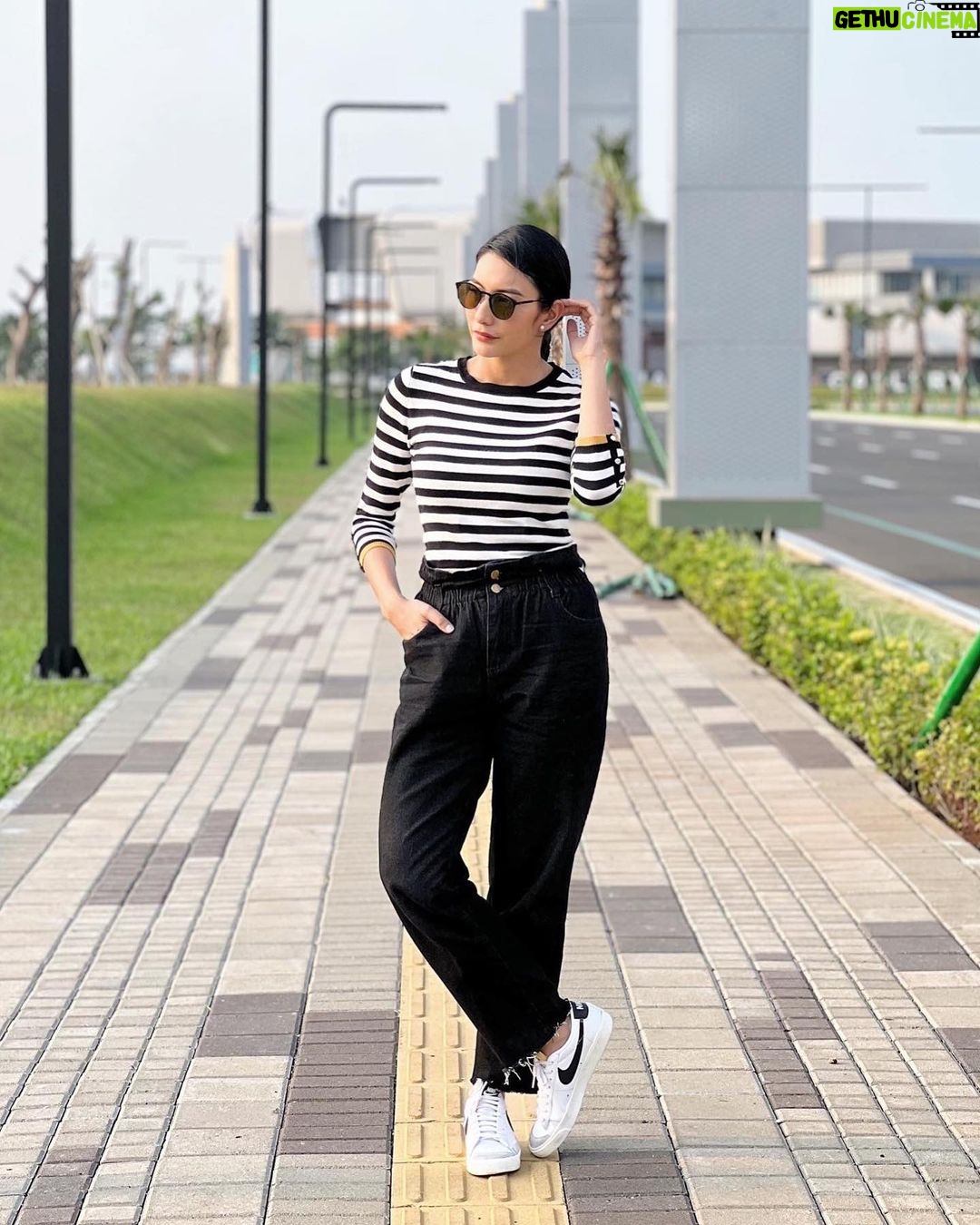 Tyas Mirasih Instagram - Akhirnya sekarang udah bisa di order lho Boyfriend Jeans Import yang kece ini di @ms__bangkok 😍 Udah pasti tau dong sebagus apa kualitasnya? Pinggang full karet,nyaman banget dipakenya. Fix kalian wajib banget punya 😍