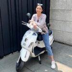 Tyas Mirasih Instagram – Mau hangout outfit udah oke, tapi jangan lupa pakai motor listrik goda biar tambah kece dong 😍

Makasih @goda.indonesia motor listriknya keren banget. 

#godamotorlistrik #godaindonesia #gd220