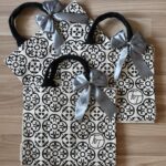 Tyas Mirasih Instagram - @packybagvintage jadi pilihan aku untuk souvenir pengajian menjelang pernikahan. Seneng bisa kasih souvenir yang pastinya bisa berguna untuk para tamu tamu yang hadir, pilihan aku jatuh ke tas ini dengan pattern yang aku pilih ditambah ada inisial nama aku dan Tezi. Cantikkkk 😍 Thank you so much @packybagvintage untuk supportnya 🤍 Well Organized by : @adara.wedding Photography & Videography : @rizky_yunindra @thepanorama.pic Decoration & Tents : @classytentdecoration Carpets : @farahcarpetsofficial Makeup & Hair do : @makeupbyyobel Attire : @wearingklamby Made By @klambyheritage Catering : @teppanku @tumpengmini @vitaminmonster.id @paletaswey @cantikaputricake Souvenir : @godeliva.wedding @packybagvintage Buku pengajian @qeertoz