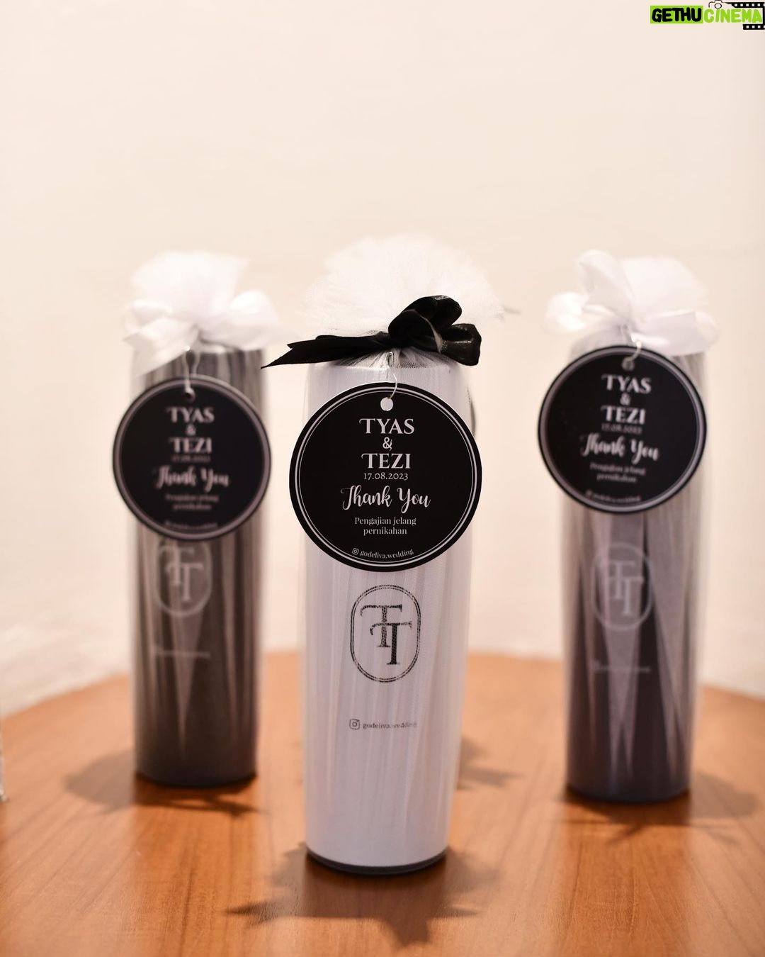 Tyas Mirasih Instagram - Tumbler Termos Stainless Led & Scented Candle dari @godeliva.wedding jadi pilihan untuk souvenir pengajian menjelang pernikahan aku. Seneng banget karena banyak banget opsi souvenir dan juga tim yang komunikatif berdiskusi tentang design, logo, dll. Terimakasih banyak @godeliva.wedding untuk supportnya 🤍 Well Organized by : @adara.wedding Photography & Videography : @rizky_yunindra @thepanorama.pic Decoration & Tents : @classytentdecoration Carpets : @farahcarpetsofficial Makeup & Hair do : @makeupbyyobel Attire : @wearingklamby Made By @klambyheritage Catering : @teppanku @tumpengmini @vitaminmonster.id @paletaswey @cantikaputricake Souvenir : @godeliva.wedding @packybagvintage Buku pengajian @qeertoz