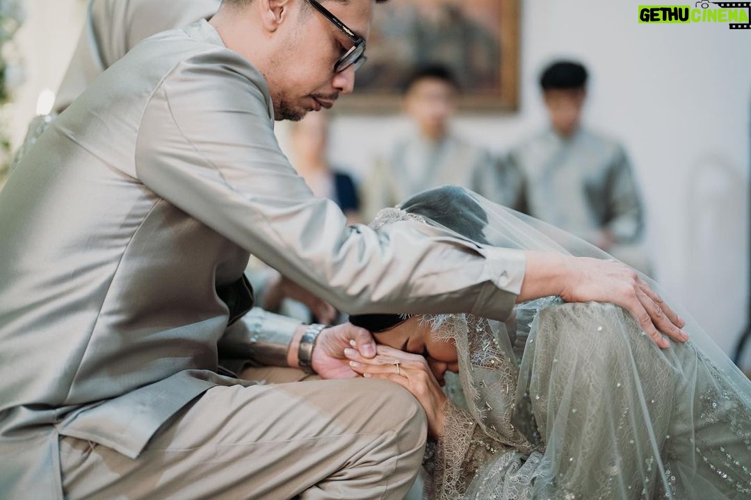Tyas Mirasih Instagram - With their blessings 💍 Well Organized by : @adara.wedding Photography & Videography : @rizky_yunindra @thepanorama.pic Decoration & Tents : @classytentdecoration Carpets : @farahcarpetsofficial Makeup & Hair do : @makeupbyyobel Attire : @wearingklamby Made By @klambyheritage Catering : @teppanku @tumpengmini @vitaminmonster.id @paletaswey @cantikaputricake Souvenir : @godeliva.wedding @packybagvintage Buku pengajian @qeertoz