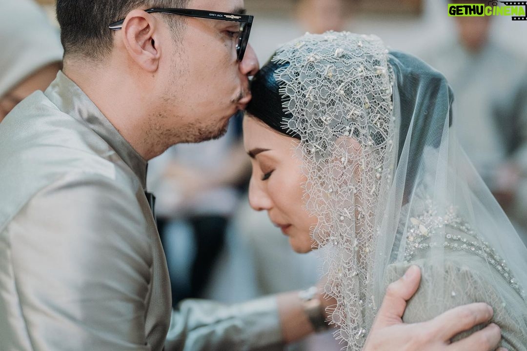 Tyas Mirasih Instagram - With their blessings 💍 Well Organized by : @adara.wedding Photography & Videography : @rizky_yunindra @thepanorama.pic Decoration & Tents : @classytentdecoration Carpets : @farahcarpetsofficial Makeup & Hair do : @makeupbyyobel Attire : @wearingklamby Made By @klambyheritage Catering : @teppanku @tumpengmini @vitaminmonster.id @paletaswey @cantikaputricake Souvenir : @godeliva.wedding @packybagvintage Buku pengajian @qeertoz
