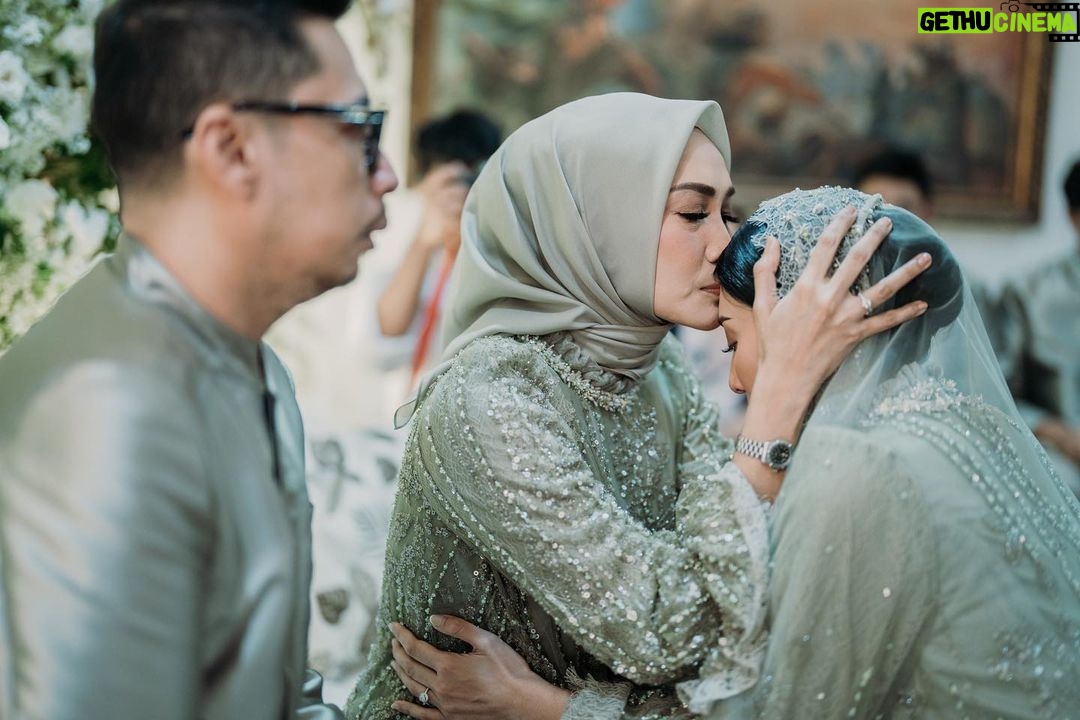 Tyas Mirasih Instagram - With their blessings 💍 Well Organized by : @adara.wedding Photography & Videography : @rizky_yunindra @thepanorama.pic Decoration & Tents : @classytentdecoration Carpets : @farahcarpetsofficial Makeup & Hair do : @makeupbyyobel Attire : @wearingklamby Made By @klambyheritage Catering : @teppanku @tumpengmini @vitaminmonster.id @paletaswey @cantikaputricake Souvenir : @godeliva.wedding @packybagvintage Buku pengajian @qeertoz