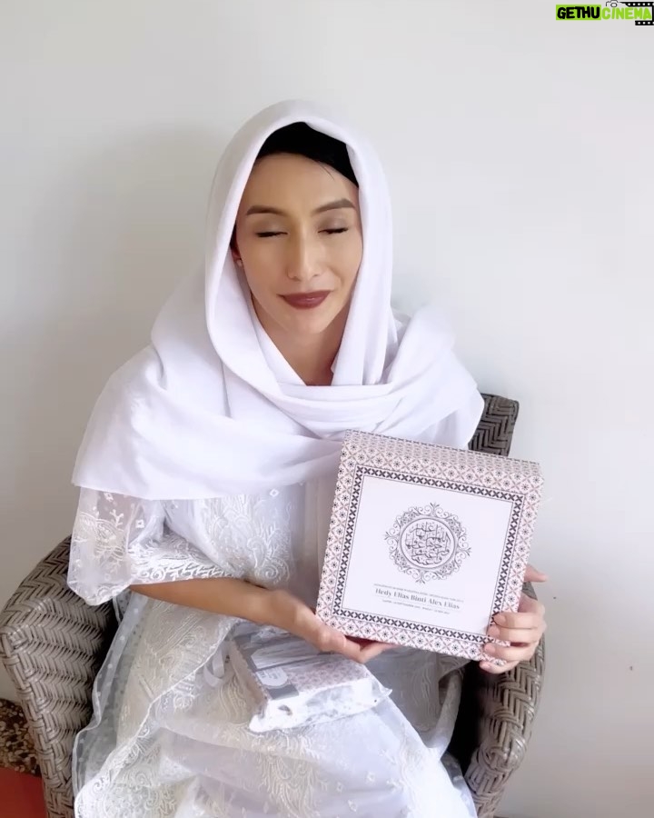 Tyas Mirasih Instagram - Terimakasih banyak @qeertoz untuk support gift Majmuk syarif dan sajadah untuk 40 harian Almh mama aku yang bener bener cantik banget ini 😍 Sukses selalu untuk @qeertoz 💛