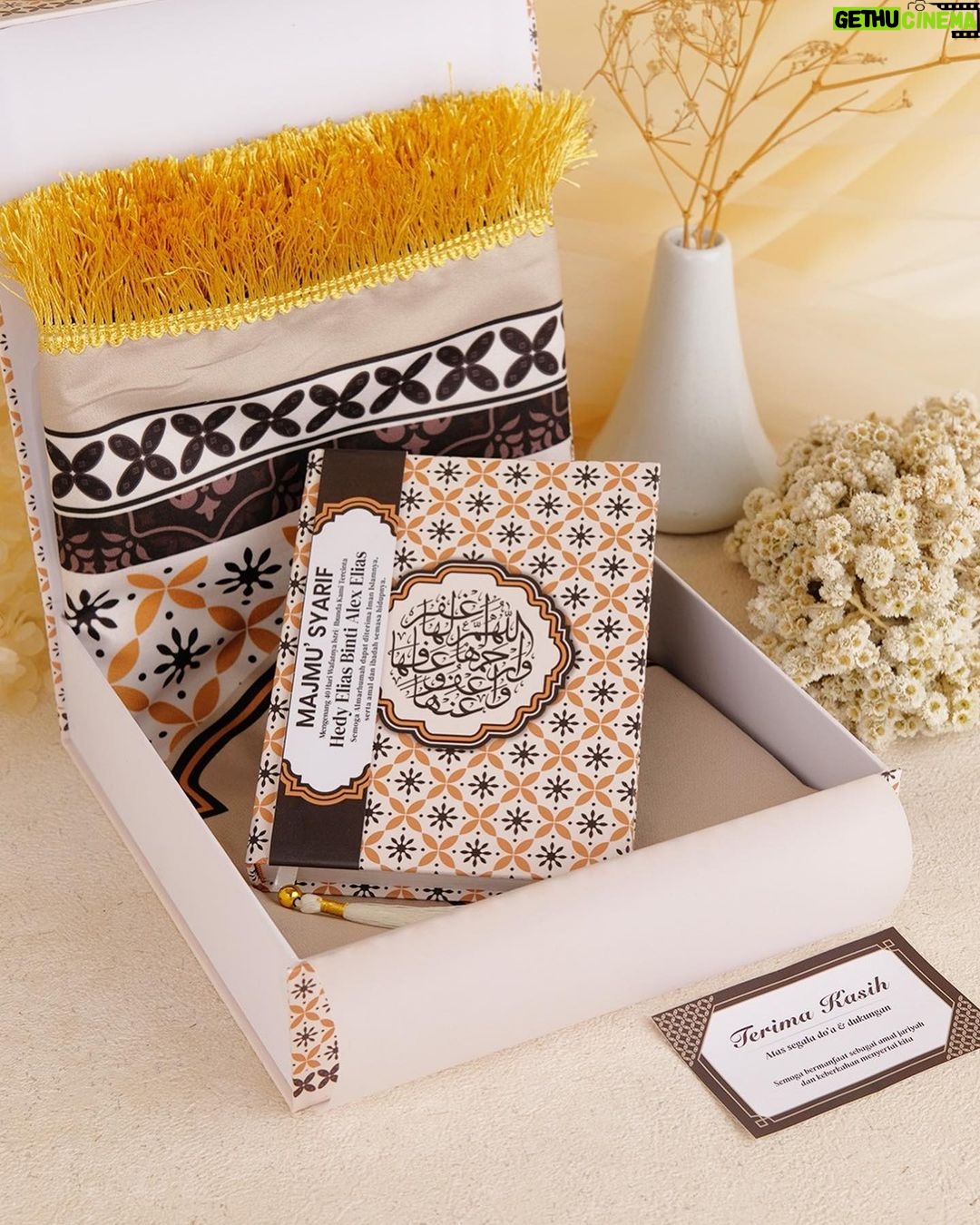 Tyas Mirasih Instagram - Terimakasih banyak @qeertoz untuk support gift Majmuk syarif dan sajadah untuk 40 harian Almh mama aku yang bener bener cantik banget ini 😍 Sukses selalu untuk @qeertoz 💛