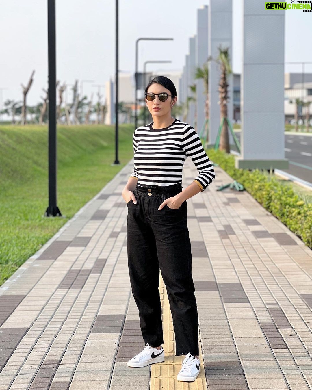 Tyas Mirasih Instagram - Akhirnya sekarang udah bisa di order lho Boyfriend Jeans Import yang kece ini di @ms__bangkok 😍 Udah pasti tau dong sebagus apa kualitasnya? Pinggang full karet,nyaman banget dipakenya. Fix kalian wajib banget punya 😍