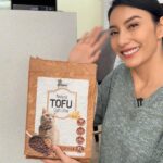 Tyas Mirasih Instagram – NGGAK BERDEBU, dan ECO-FRIENDLY, sudah pasti Natural Tofu Litter dari Arthacat! ✨

Terbuat dari bahan soy waste yang diformulasikan sempurna, Arthacat natural Tofu Cat Litter nggak akan meninggalkan jejak-jejak debu di paw kucingku, ataupun di litter box! Aman buat kucing sama owner yang punya masalah pernafasan. 

Ngga cuma itu, buat buang tofu litter setelah dipake kucingku pun mudah, tinggal di-flush aja di toilet! Anti ribet dan praktis, nggak akan nyumbat toilet juga lho.

Yuk check produknya ke @arthacat_id 😻