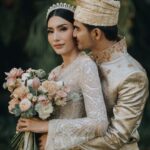 Tyas Mirasih Instagram – Hand in hand. You & me.
Today, tomorrow,forever đź’Ť
Well Organized by : @adara.wedding
Venue @themanorandara
Photography & Videography : @morden.co @samuelrustandy @bychandrasusanto
Decoration & Tents : @classytentdecoration
Carpets : @farahcarpetsofficial
Lighting : @uplightpro
Make Up : @hepidavid
Hair Do : @tominjoo
Bride’s Attire for Akad Nikah & Reception : @svarna_byikatindonesia @didietmaulana
Bride’s Crown & Headpiece @rinaldyyunardi
Jewelry : @adellejewellery
Bride’s Wedding Shoes : @regisbridalshoes
Bride’s robe : @lucette_essie
Bride’s Nail art : @kookoo.nails
Groom’s Attire for Akad Nikah & Reception : @svarna_byikatindonesia @didietmaulana
Bride and Groom textile : @the.designerworkshop
Groom’s Hairstylist : @aryadillah_27
Mother Makeup : @wulanwidianto
Sister Makeup :
@bonitaelisabeth.makeup @belovedbyhepidavid
Wedding Ring : @adellejewellery
Akad Catering :
@teppanku
@baksobuetu
@gococo.indonesia
@ponut.id
@papo_id
@cantikaputricake
Reception Catering : @themanor.cafe
Akad Souvenir : @howelandco
Reception Souvenir : @redribbongift @drzlim_official
Digital Invitation & Live streaming : @viding.co
Mahar & Ring box : @jingga_seserahanmahar
Bouquets : @faveur.florist
Wedding Cake : @sweetsalt_id
Birthday Cake : @RRCakes
Entertainment : @aqisinggih
Sound system : @deoentertainmentindonesia
MC Akad & Reception : @andrakarna
Usher : @beauty_usher
Photobooth : @theholograil
Gift : @farahcarpetsofficial
@bardismarthome
#TEZIapbahagiainTYAS The Manor Andara