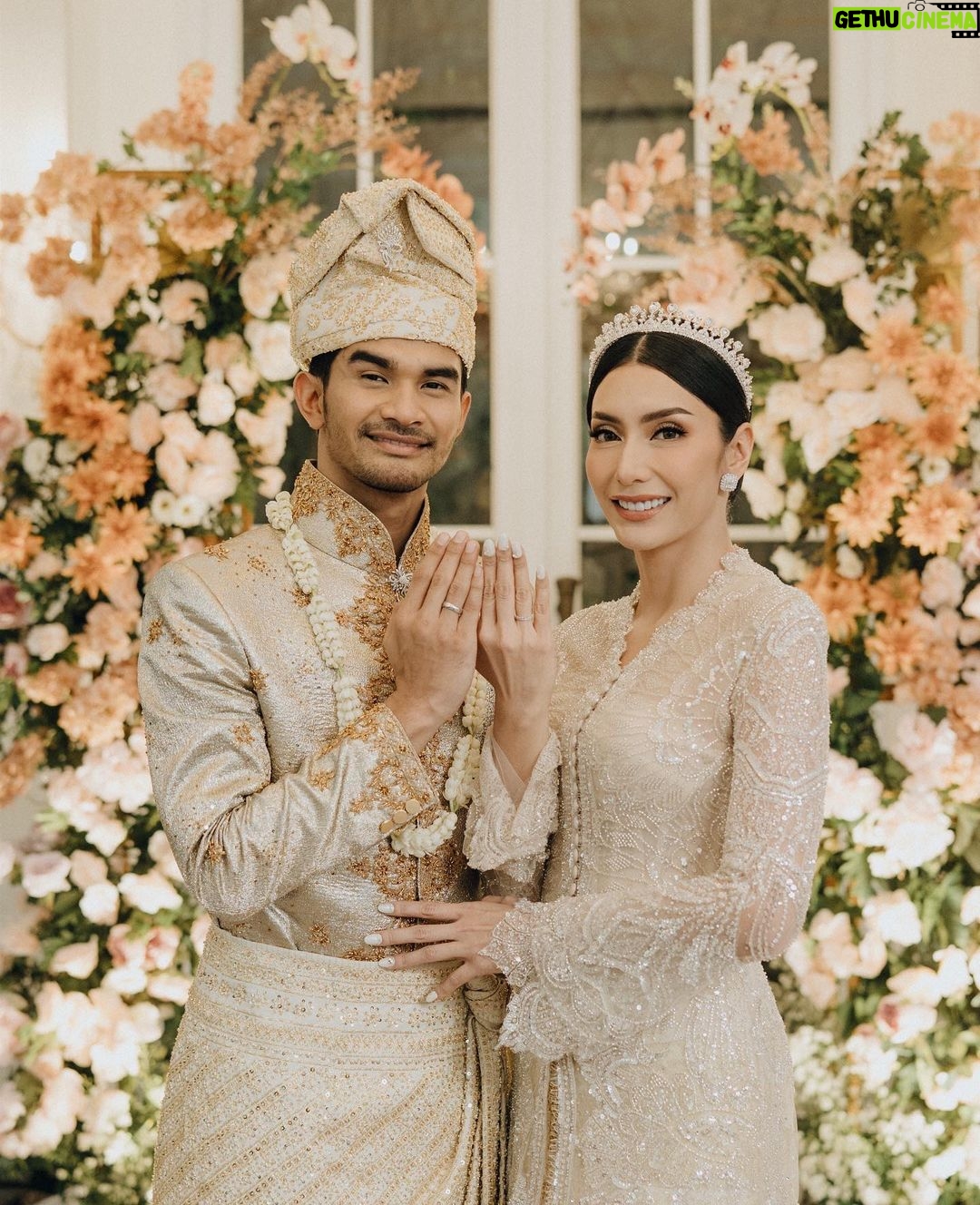 Tyas Mirasih Instagram - No longer two but one 💍 Well Organized by : @adara.wedding Venue @themanorandara Photography & Videography : @morden.co @samuelrustandy @bychandrasusanto Decoration & Tents : @classytentdecoration Carpets : @farahcarpetsofficial Lighting : @uplightpro Make Up : @hepidavid Hair Do : @tominjoo Bride's Attire for Akad Nikah & Reception : @svarna_byikatindonesia @didietmaulana Bride’s Crown & Headpiece @rinaldyyunardi Jewelry : @adellejewellery Bride's Wedding Shoes : @regisbridalshoes Bride's robe : @lucette_essie Bride's Nail art : @kookoo.nails Groom's Attire for Akad Nikah & Reception : @svarna_byikatindonesia @didietmaulana Bride and Groom textile : @the.designerworkshop Groom's Hairstylist : @aryadillah_27 Mother Makeup : @wulanwidianto Sister Makeup : @bonitaelisabeth.makeup @belovedbyhepidavid Wedding Ring : @adellejewellery Akad Catering : @teppanku @baksobuetu @gococo.indonesia @ponut.id @papo_id @cantikaputricake Reception Catering : @themanor.cafe Akad Souvenir : @howelandco Reception Souvenir : @redribbongift @drzlim_official Digital Invitation & Live streaming : @viding.co Mahar & Ring box : @jingga_seserahanmahar Bouquets : @faveur.florist Wedding Cake : @sweetsalt_id Birthday Cake : @RRCakes Entertainment : @aqisinggih Sound system : @deoentertainmentindonesia MC Akad & Reception : @andrakarna Usher : @beauty_usher Photobooth : @theholograil Gift : @farahcarpetsofficial @bardismarthome #TEZIapbahagiainTYAS The Manor Andara