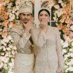 Tyas Mirasih Instagram – No longer two but one đź’Ť
Well Organized by : @adara.wedding
Venue @themanorandara
Photography & Videography : @morden.co @samuelrustandy @bychandrasusanto
Decoration & Tents : @classytentdecoration
Carpets : @farahcarpetsofficial
Lighting : @uplightpro
Make Up : @hepidavid
Hair Do : @tominjoo
Bride’s Attire for Akad Nikah & Reception : @svarna_byikatindonesia @didietmaulana
Bride’s Crown & Headpiece @rinaldyyunardi
Jewelry : @adellejewellery
Bride’s Wedding Shoes : @regisbridalshoes
Bride’s robe : @lucette_essie
Bride’s Nail art : @kookoo.nails
Groom’s Attire for Akad Nikah & Reception : @svarna_byikatindonesia @didietmaulana
Bride and Groom textile : @the.designerworkshop
Groom’s Hairstylist : @aryadillah_27
Mother Makeup : @wulanwidianto
Sister Makeup :
@bonitaelisabeth.makeup @belovedbyhepidavid
Wedding Ring : @adellejewellery
Akad Catering :
@teppanku
@baksobuetu
@gococo.indonesia
@ponut.id
@papo_id
@cantikaputricake
Reception Catering : @themanor.cafe
Akad Souvenir : @howelandco
Reception Souvenir : @redribbongift @drzlim_official
Digital Invitation & Live streaming : @viding.co
Mahar & Ring box : @jingga_seserahanmahar
Bouquets : @faveur.florist
Wedding Cake : @sweetsalt_id
Birthday Cake : @RRCakes
Entertainment : @aqisinggih
Sound system : @deoentertainmentindonesia
MC Akad & Reception : @andrakarna
Usher : @beauty_usher
Photobooth : @theholograil
Gift : @farahcarpetsofficial
@bardismarthome
#TEZIapbahagiainTYAS The Manor Andara
