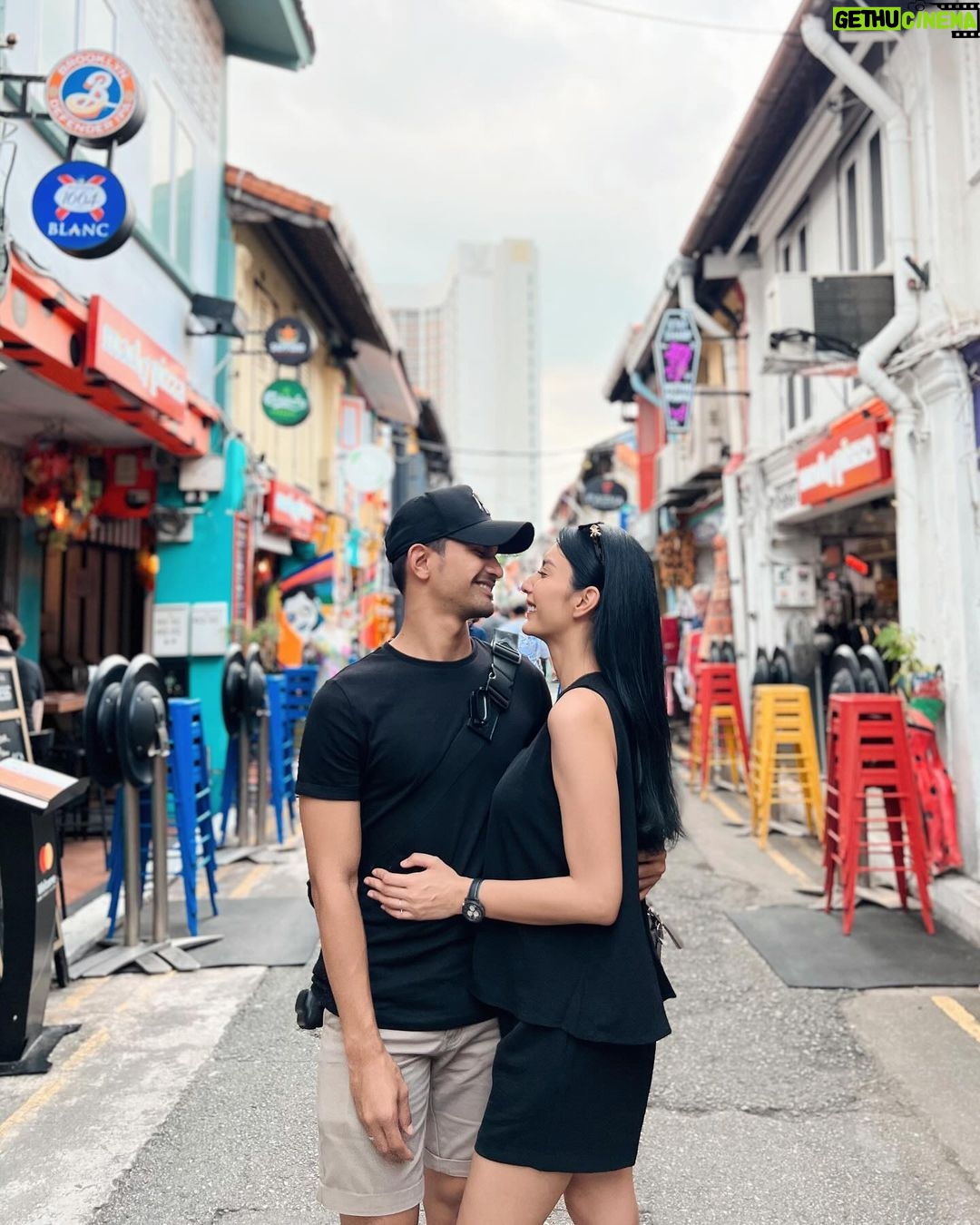 Tyas Mirasih Instagram - Together, we’re map’ping out a lifetime of memories 🖤 Haji Lane Singapore