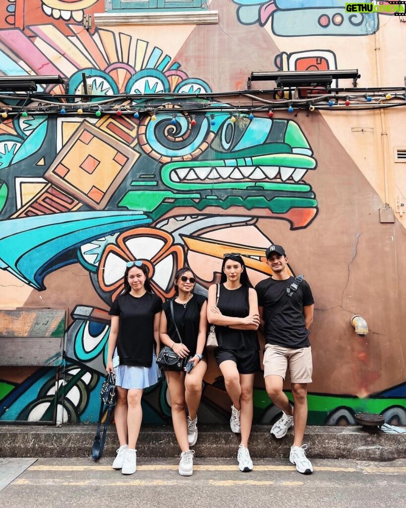 Tyas Mirasih Instagram - Exploring the world, hand in hand 🖤 @visit_singapore @singapore.explores Haji Lane Singapore