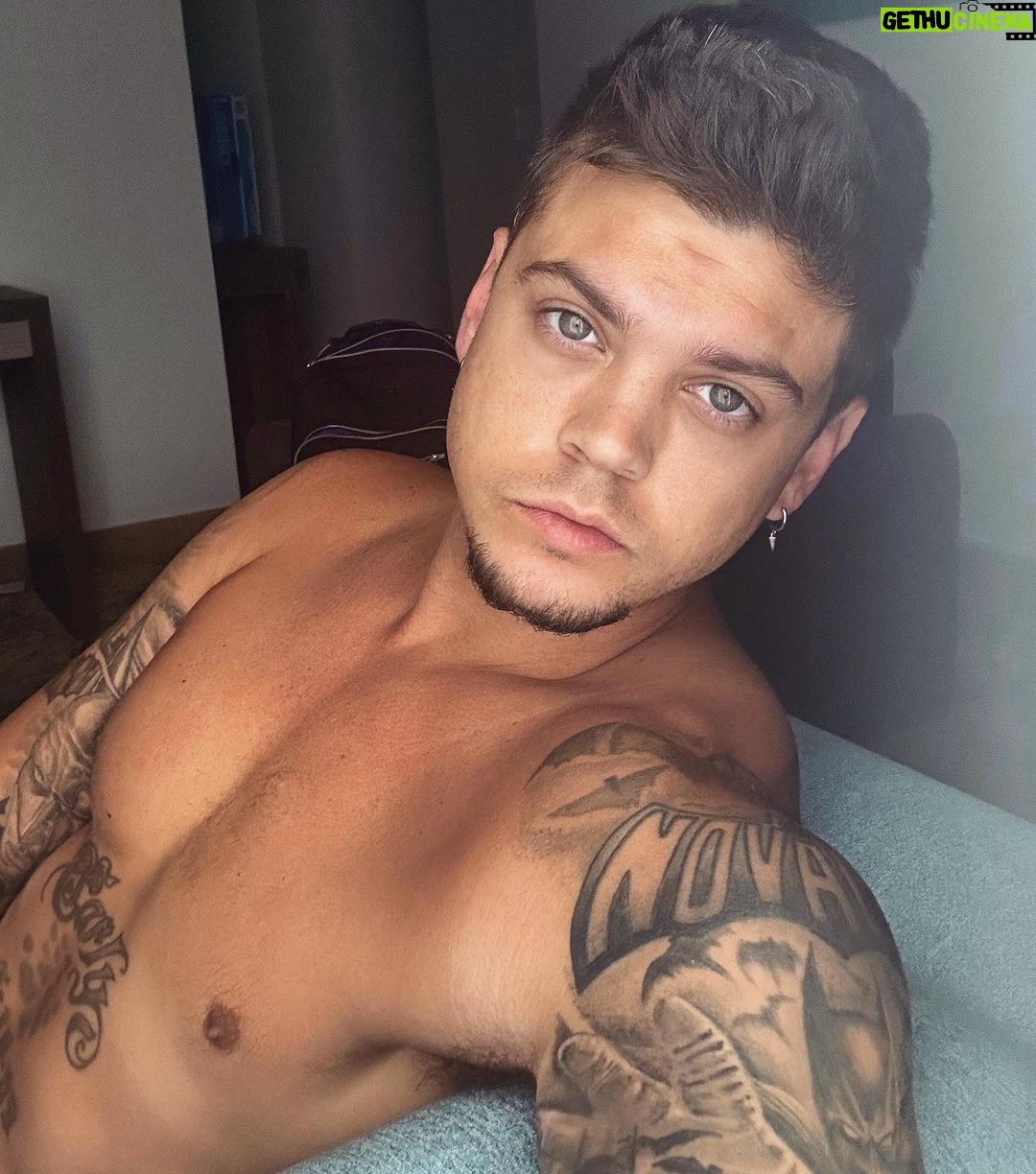 Tyler Baltierra Instagram - Donβt let this face fool you, look at the top & you can see my gray hairs comin in with a vengeance lmao! ππ This really is my 30βs huh!? π€£π€·π»ββοΈπ