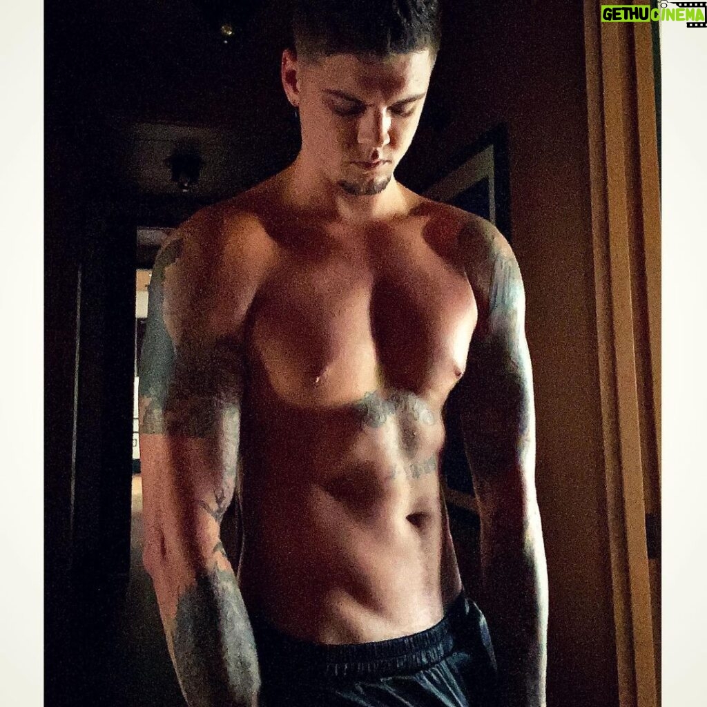 Tyler Baltierra Instagram - When you’re in the middle of a cut & the lighting is just way too good to avoid taking progress pics lol 😏 iykyk! 🤣💪🏻😤 Hard work is paying off! #FitnessJourney #BodyBuilding #Ectomorph