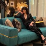 Tyler Hoechlin Instagram - In honor of tonight’s return of Superman & Lois, here is an @bitsietulloch appreciation post. Proving that Lois Lane is a badass no matter which earth she’s on. Bitsie on the other hand managed to knock over three lamps in this room without even getting up from the sofa. New episode of @cwsupermanandlois airs tonight! 8/7c. Thanks to everyone for their patience (even if you weren’t). Shooting these last few years has had many challenges and unfortunately prolonged breaks has been a result of those challenges and production shutdowns. I hope tonight’s episodes feels worth the wait! #SupermanAndLois