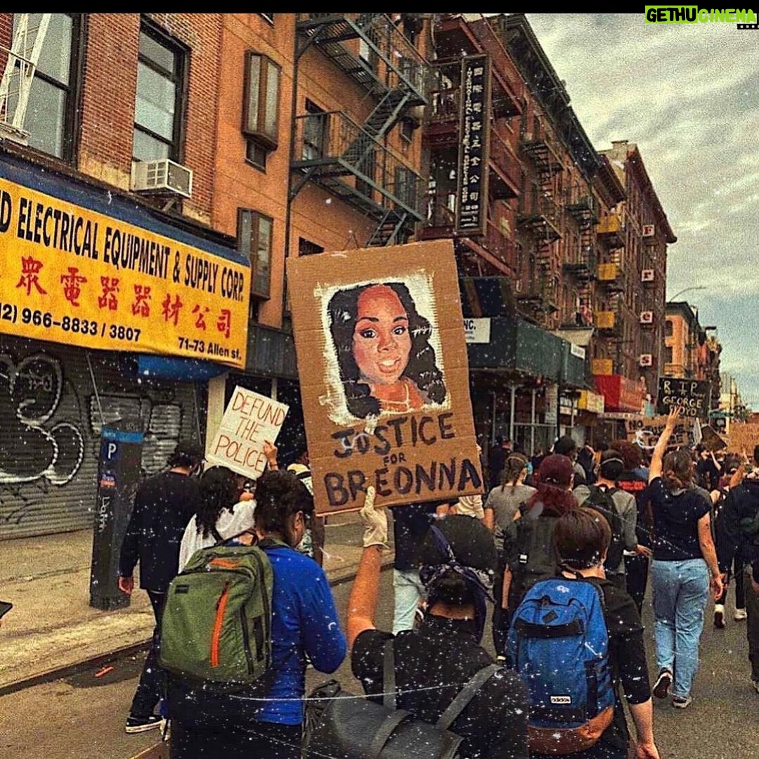 Tyler Hoechlin Instagram - #JusticeForBreonnaTaylor #SayHerName #BirthdayForBreonna The demand for justice does not stop with #justiceforgeorgefloyd . There are many more calls to be answered. Justice for the taking of Breonna’s life is one of them. #RestInPower #BlackLivesMatter Photo 1 art by: @bpeppersart
