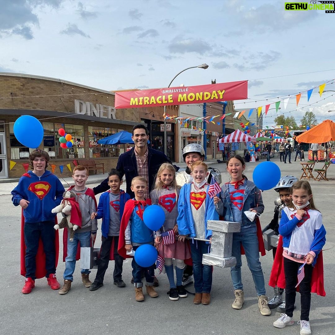 Tyler Hoechlin Instagram - Best part of the job. I’m grateful to be a part of carrying the torch, playing this character at this moment in time for anyone and everyone the he means something to. But it’s always been the coolest and most rewarding to see what he means to the kids who look up to him. All these young people were an absolute joy to have on set. You all killed it! Thanks for coming to play with us. I hope you all had a blast! Until next time… @cwsupermanandlois #SupermanAndLois Story of photos 1-3. “Clark, put your glasses on.” “Oh, yeah.” 😬
