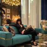 Tyler Hoechlin Instagram - In honor of tonight’s return of Superman & Lois, here is an @bitsietulloch appreciation post. Proving that Lois Lane is a badass no matter which earth she’s on. Bitsie on the other hand managed to knock over three lamps in this room without even getting up from the sofa. New episode of @cwsupermanandlois airs tonight! 8/7c. Thanks to everyone for their patience (even if you weren’t). Shooting these last few years has had many challenges and unfortunately prolonged breaks has been a result of those challenges and production shutdowns. I hope tonight’s episodes feels worth the wait! #SupermanAndLois