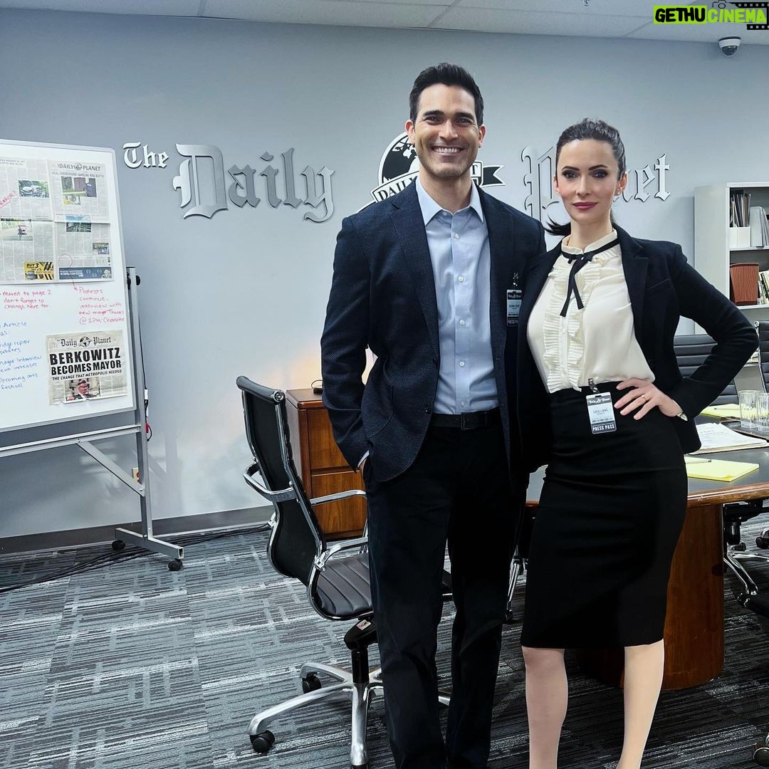 Tyler Hoechlin Instagram - Back to work at the Daily Planet with @bitsietulloch . Hard to believe we only have five weeks left.
