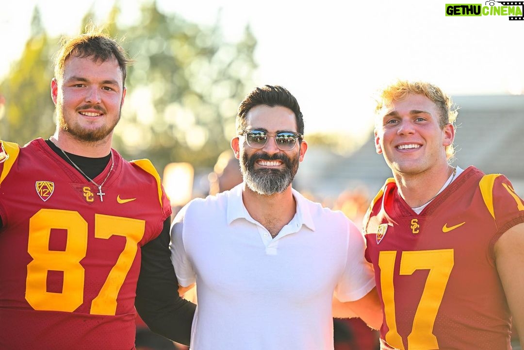 Tyler Hoechlin Instagram - Moments away from kickoff! Can’t wait to see what happens in college football this season. Got to meet some of the talented young men representing @uscfb and @usc_athletics this season. Fight on, Trojans! ✌🏼 @anthony_lucas22 @lakemcree @jake.jensen17